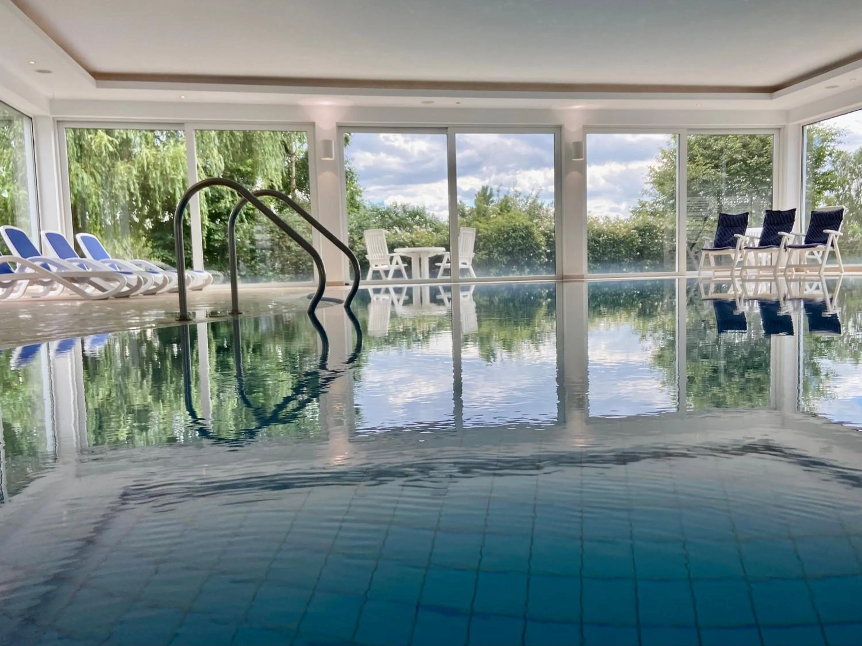 Swimming pool in Friesenhof Hotel-Restaurant-Reitanlage