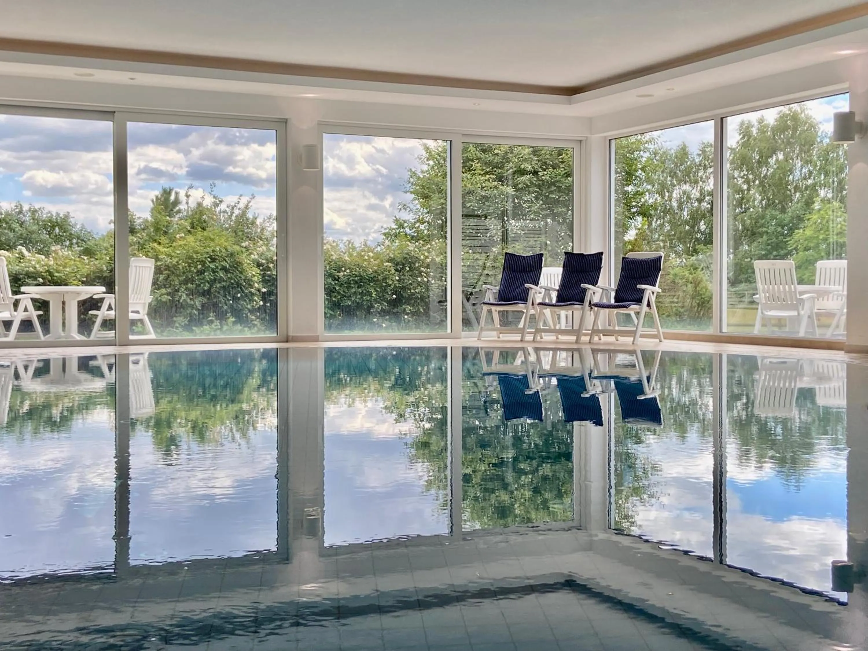 Swimming pool in Friesenhof Hotel-Restaurant-Reitanlage