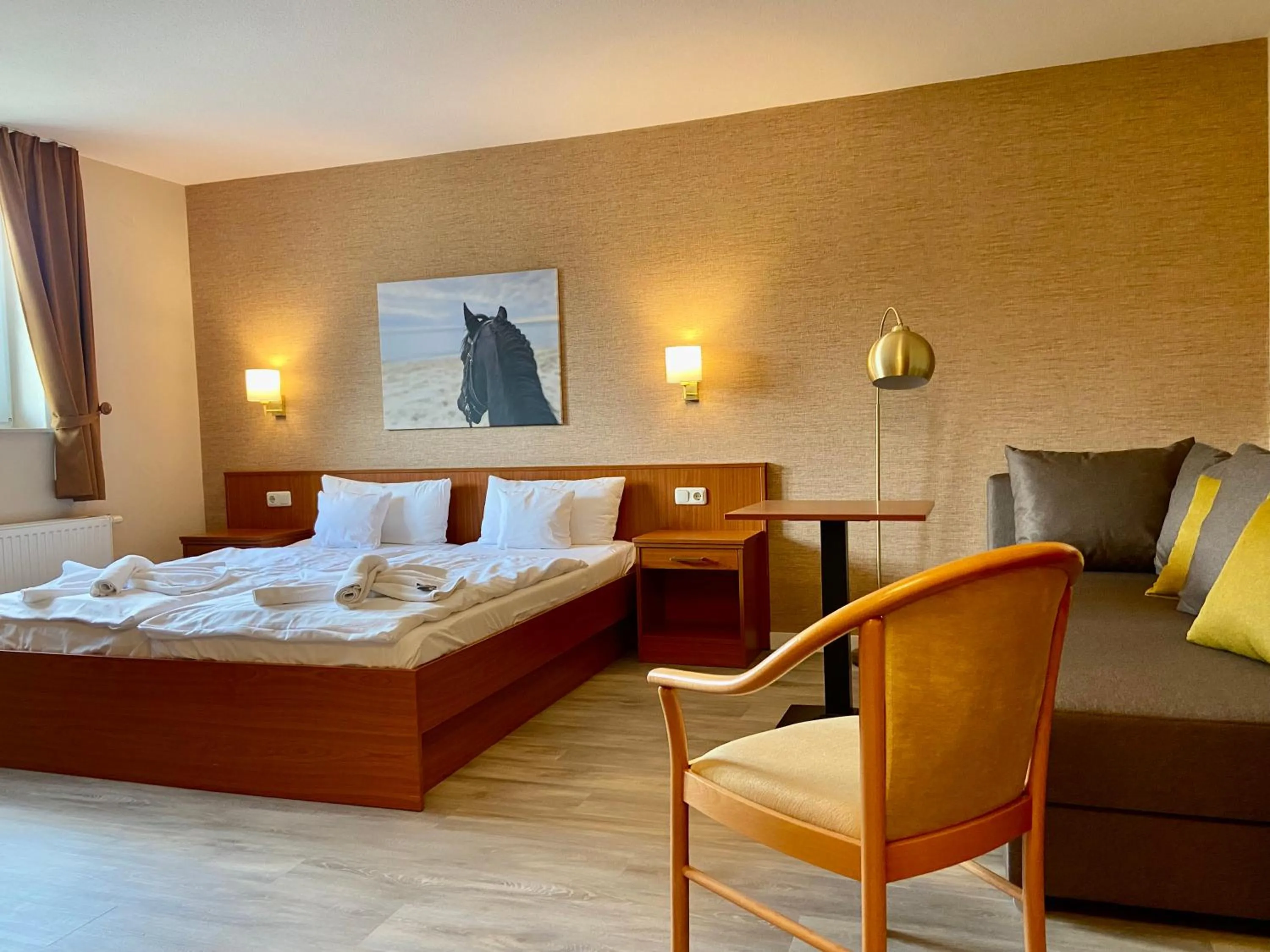 Photo of the whole room, Bed in Friesenhof Hotel-Restaurant-Reitanlage