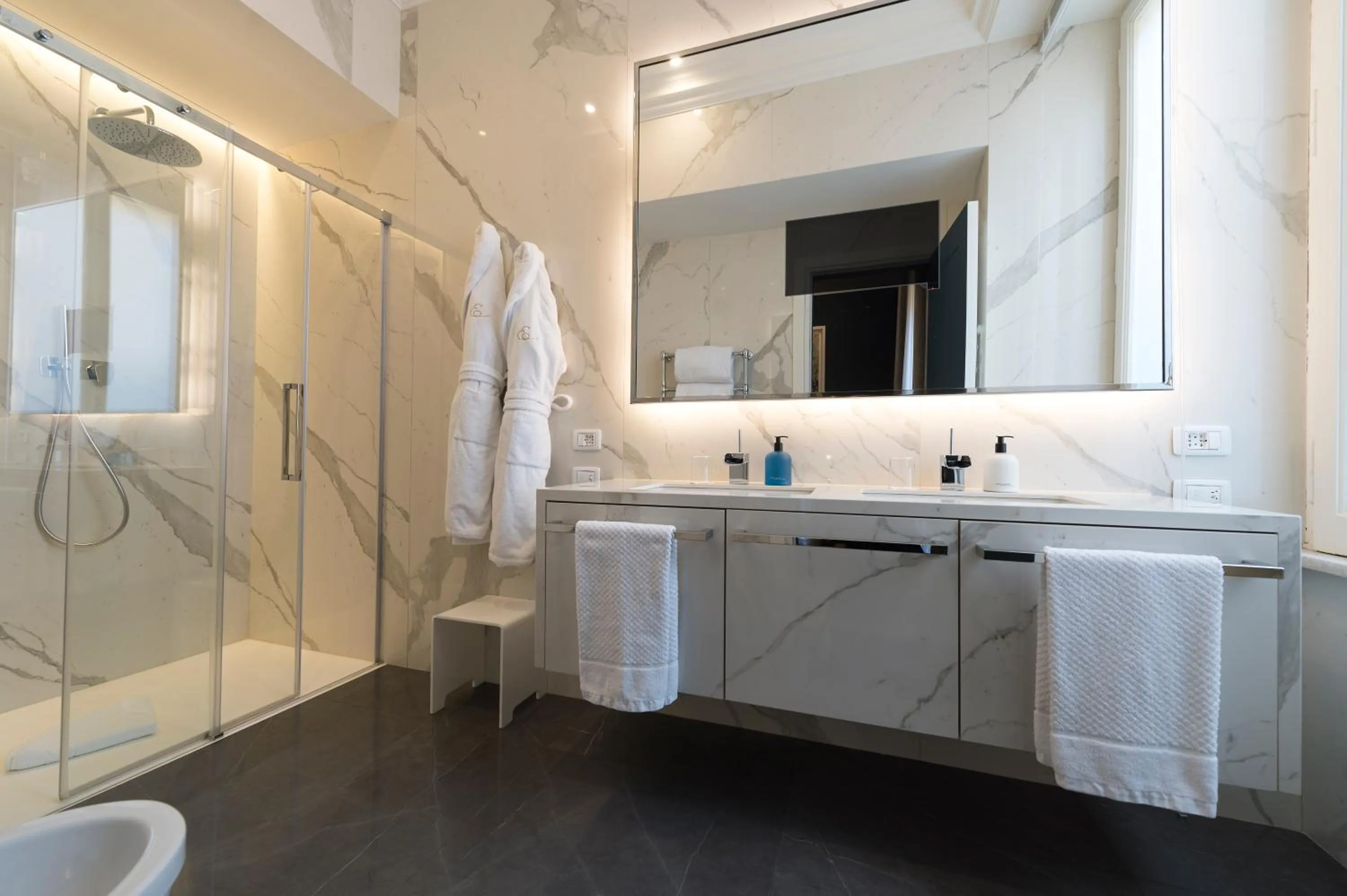 Shower in Elizabeth Unique Hotel | a Member of Design Hotels™