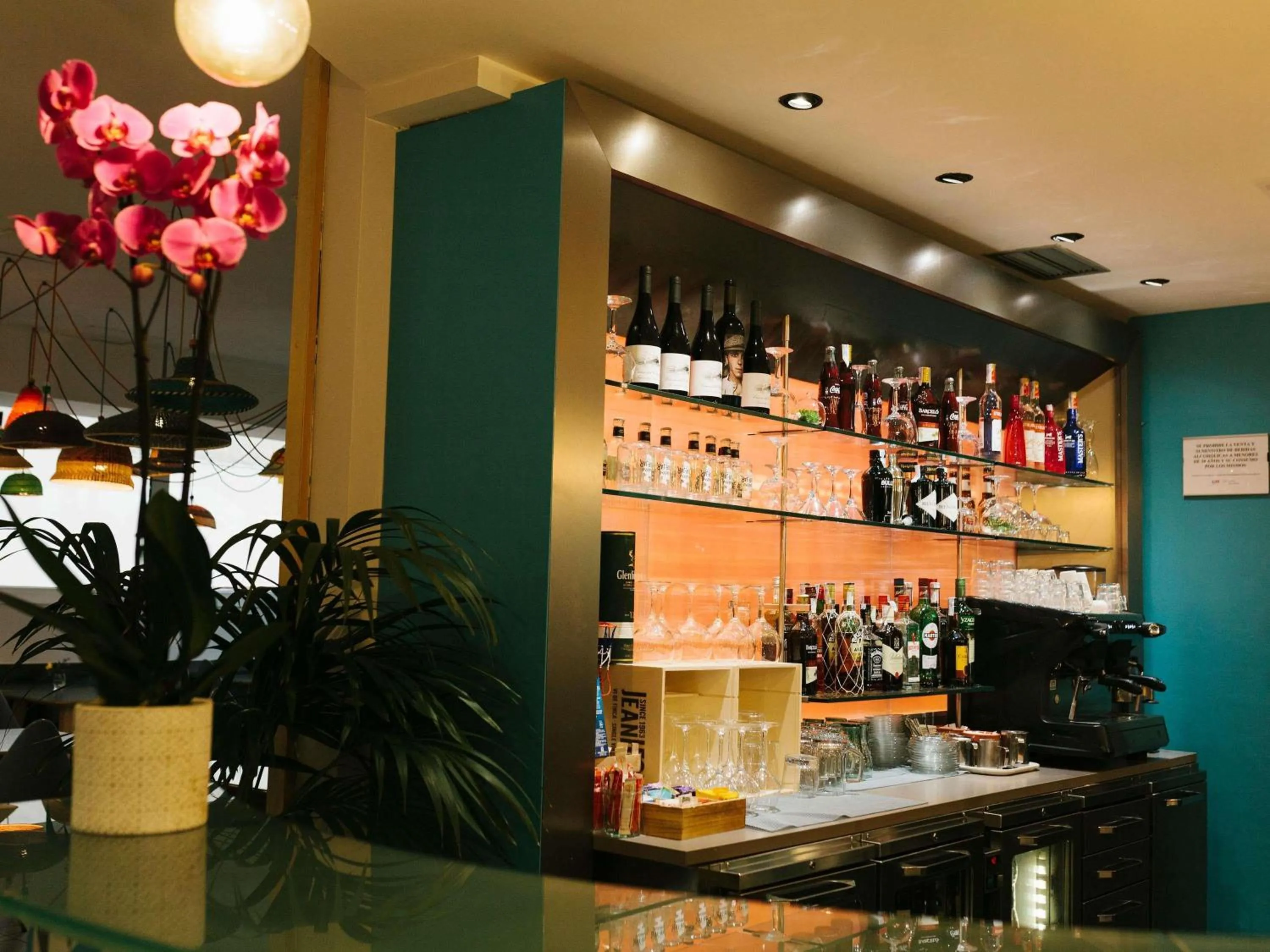 Lounge or bar in Ibis Madrid Calle Alcalá