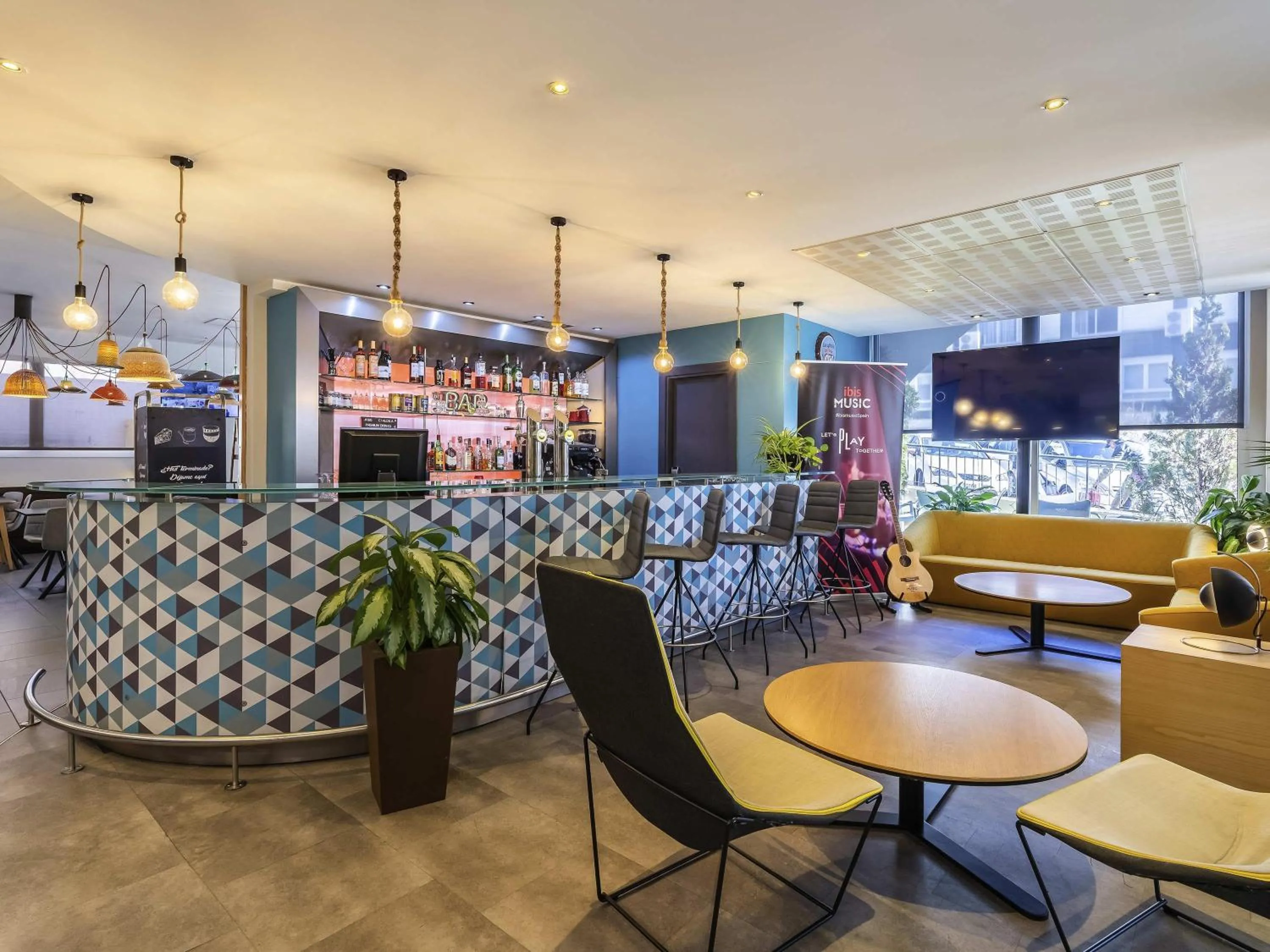 Lounge or bar in Ibis Madrid Calle Alcalá