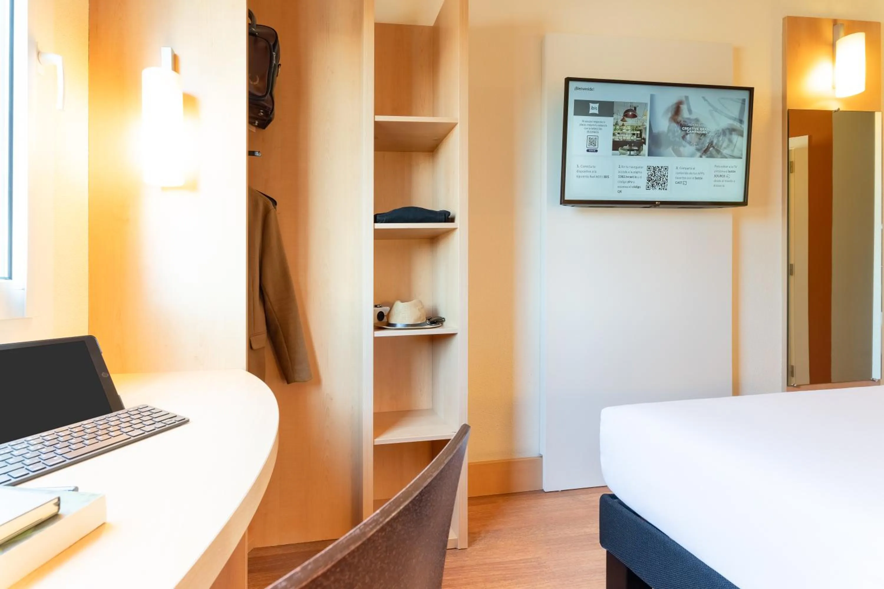 room service, Bed in Ibis Madrid Calle Alcalá