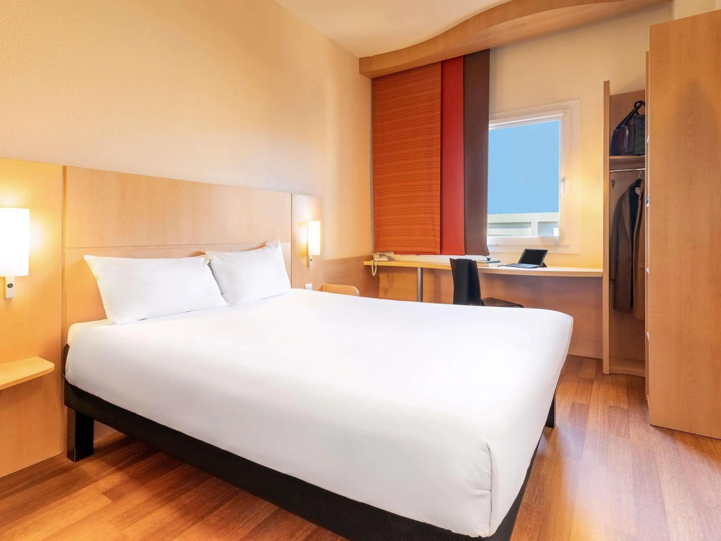 Bedroom, Bed in Ibis Madrid Calle Alcalá