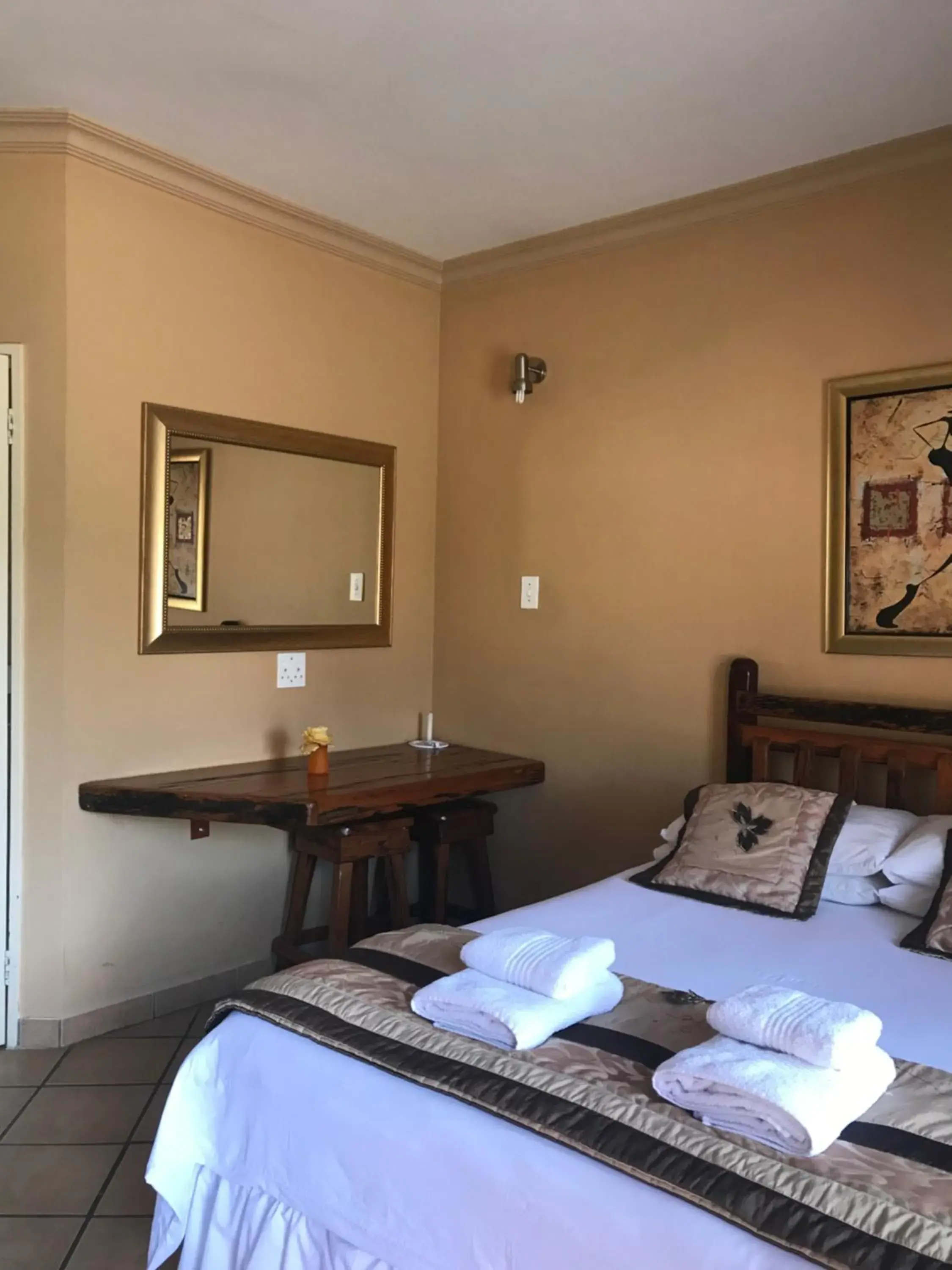 Deluxe Double Room with Shower in Platinum Lodge Polokwane Deluxe Double Room with Shower in Platinum Lodge Polokwane