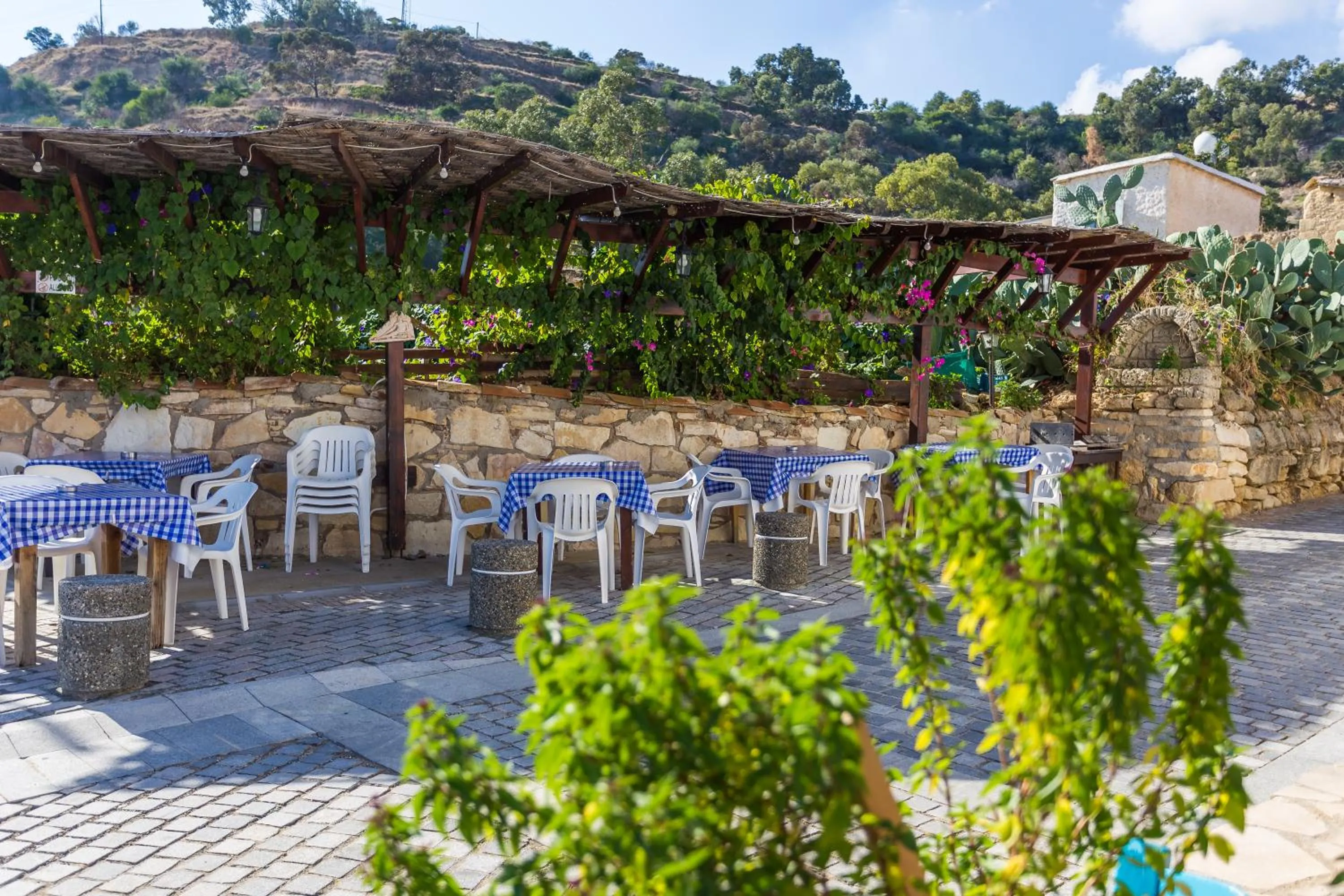 Restaurant/places to eat in Antonis G. Hotel Apartments