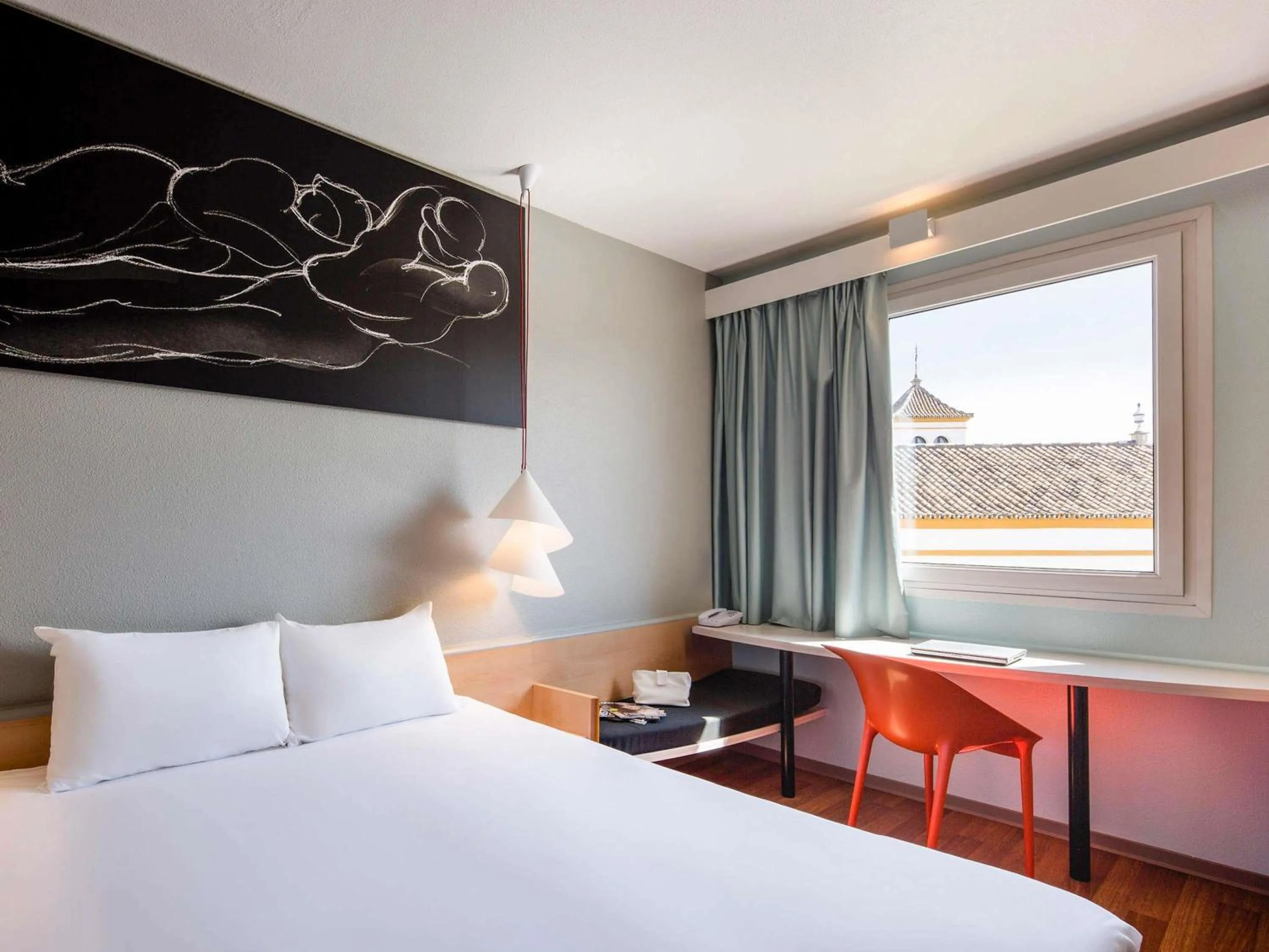 Property building, Bed in Ibis Sevilla