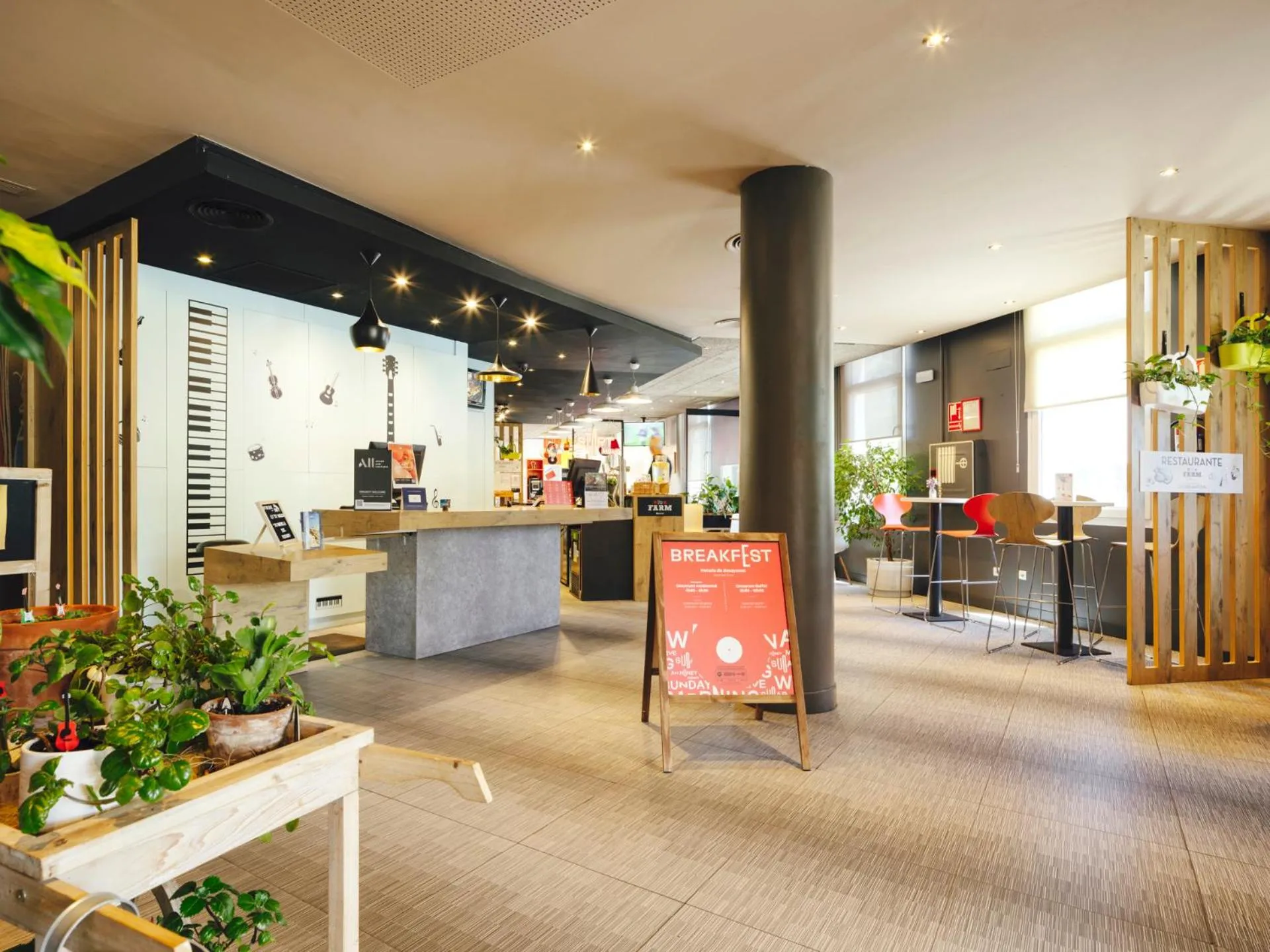 Lounge or bar in Ibis Sevilla