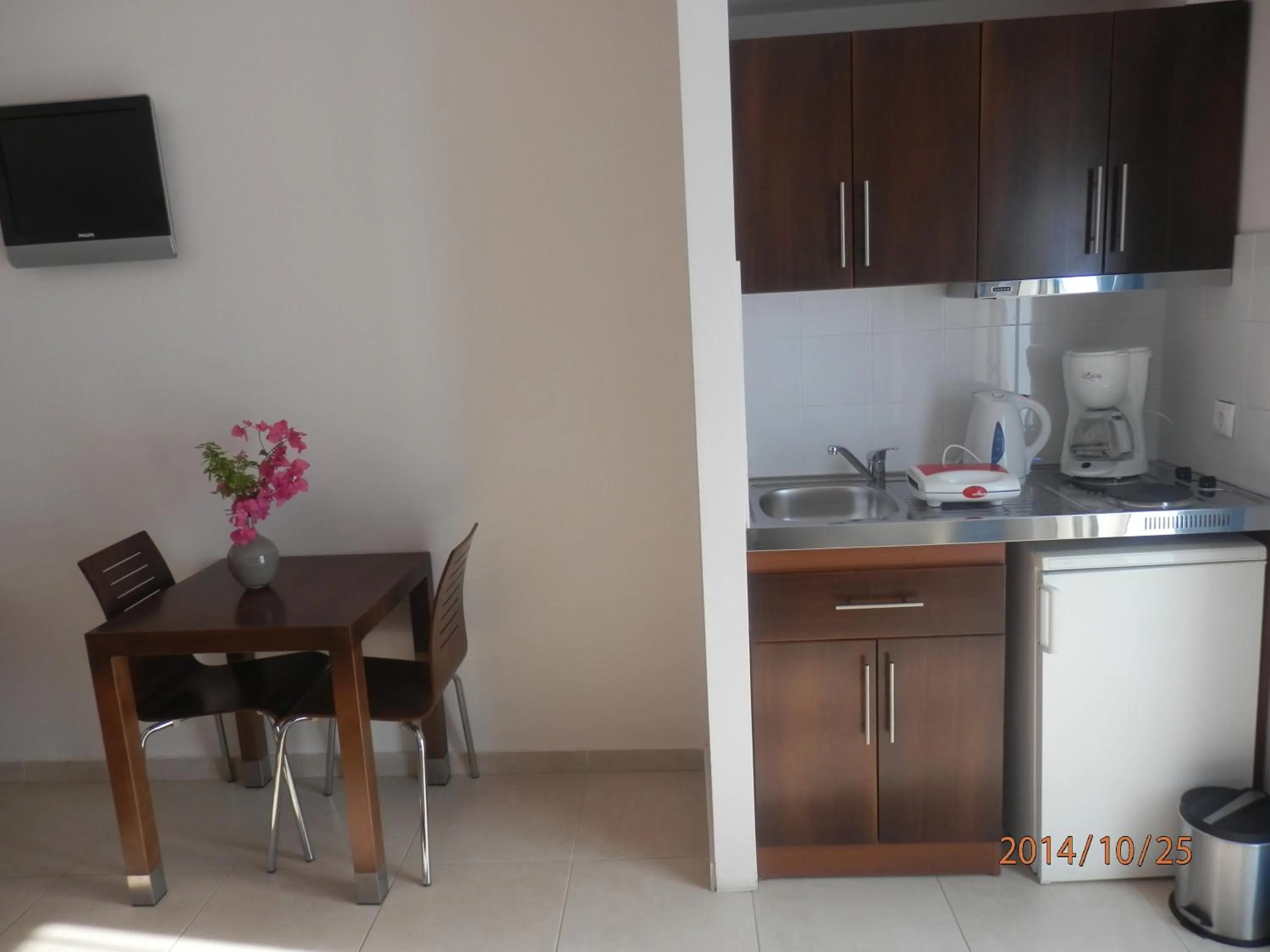 Kitchen or kitchenette in Glaros Hotel Apartment