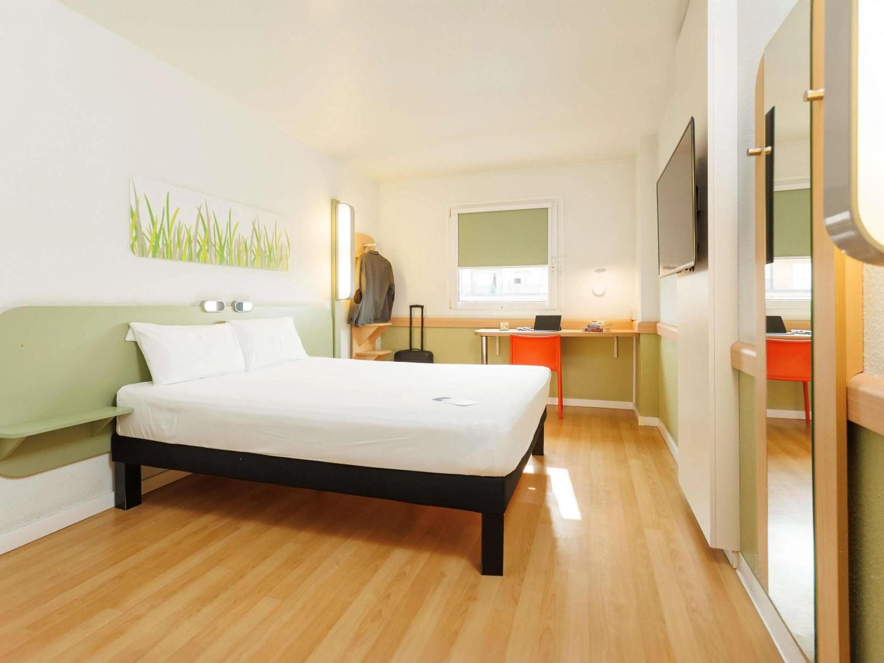 Bedroom, Bed in Ibis Budget Valencia Aeropuerto