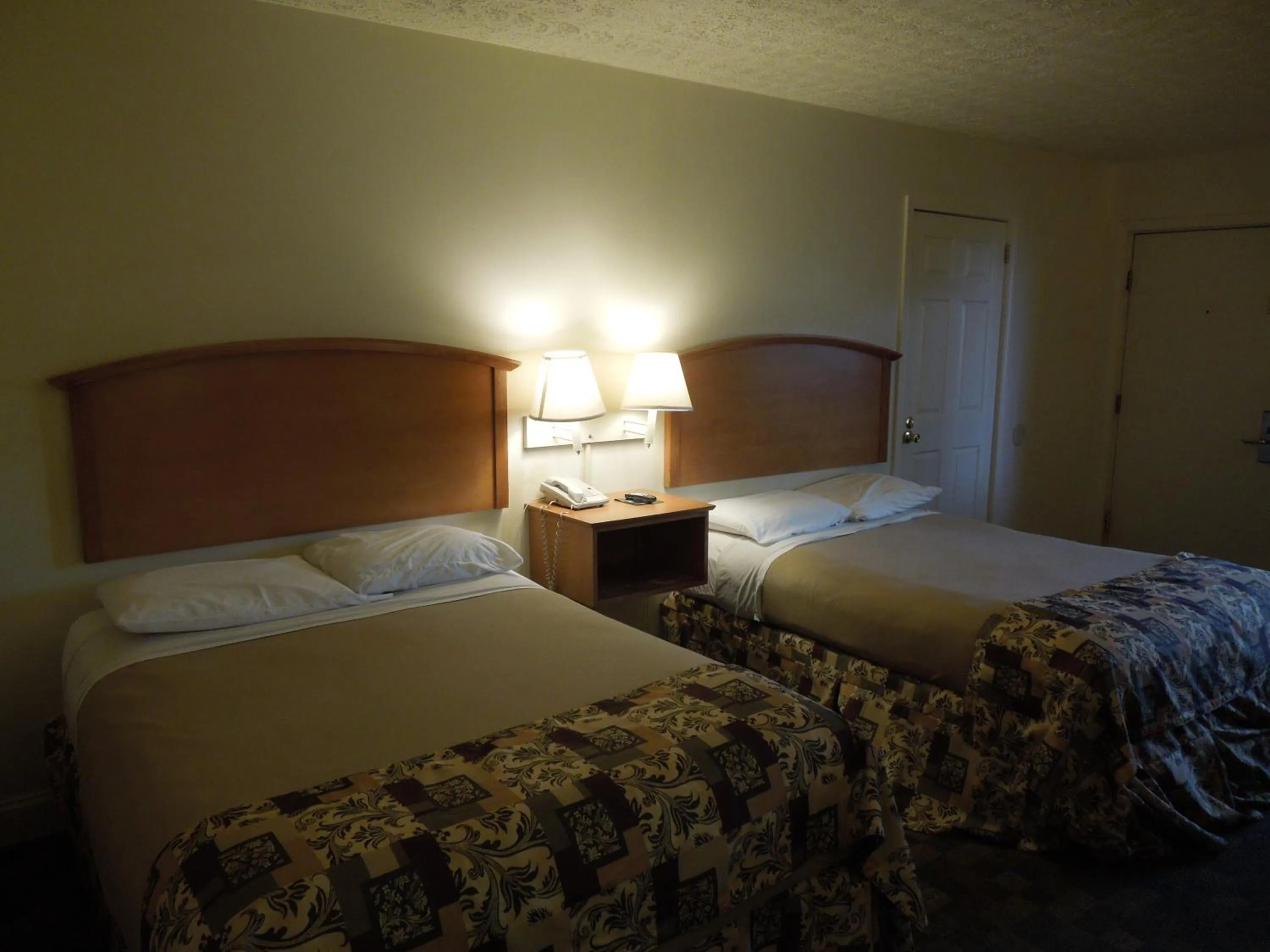 Bedroom, Bed in Wildwood Inn