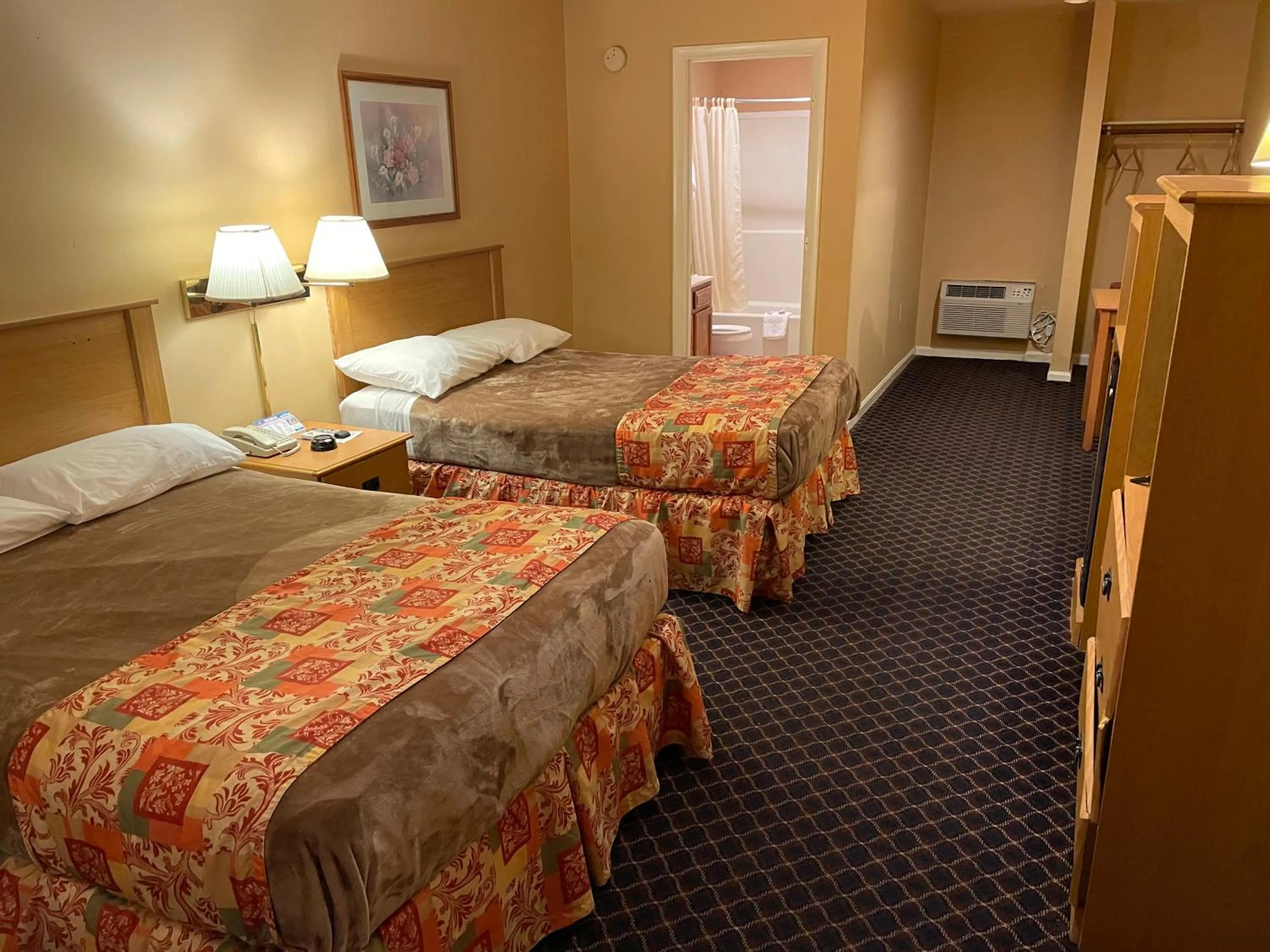 Photo of the whole room, Bed in Wildwood Inn