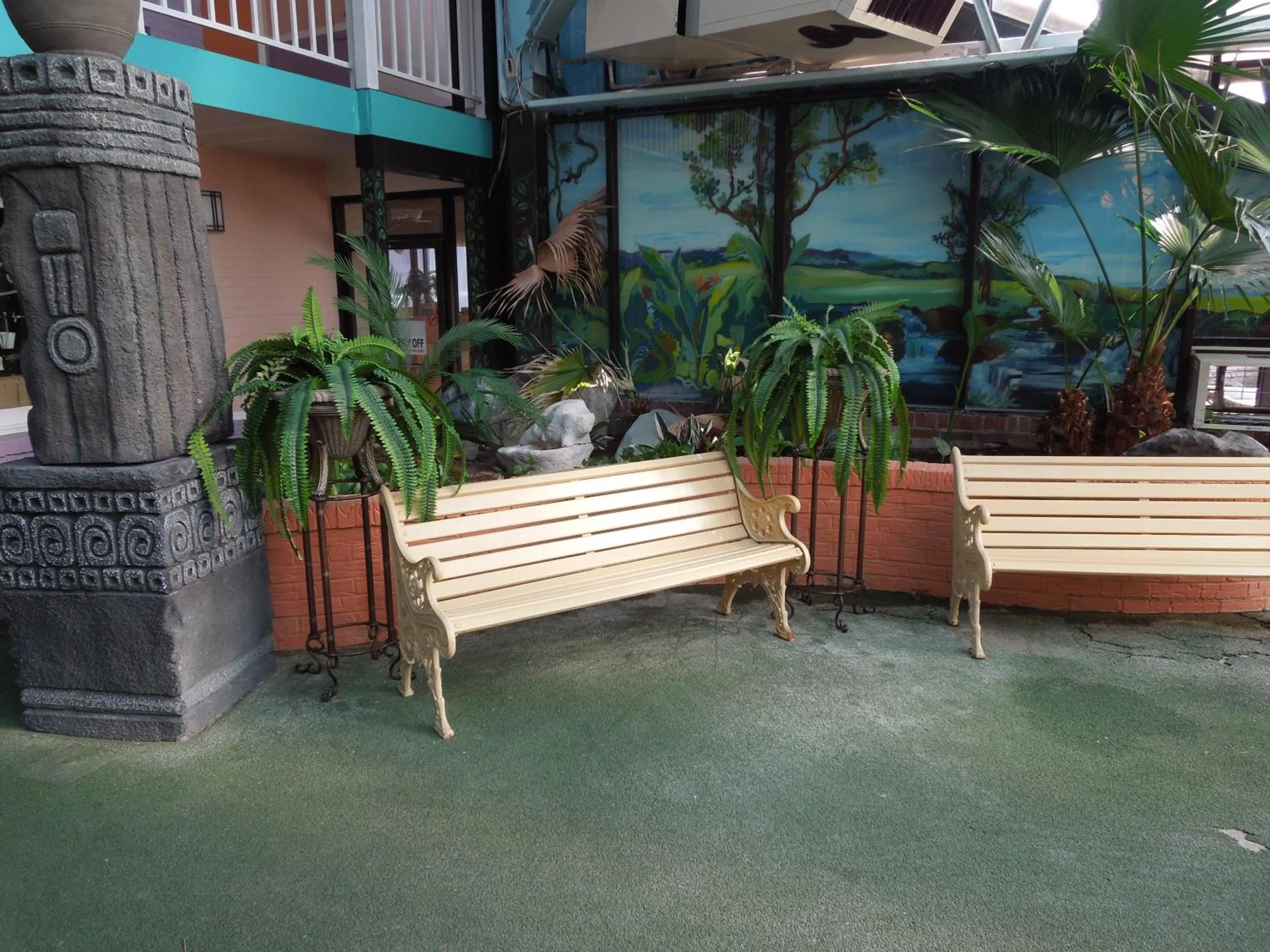 Swimming pool in Wildwood Inn