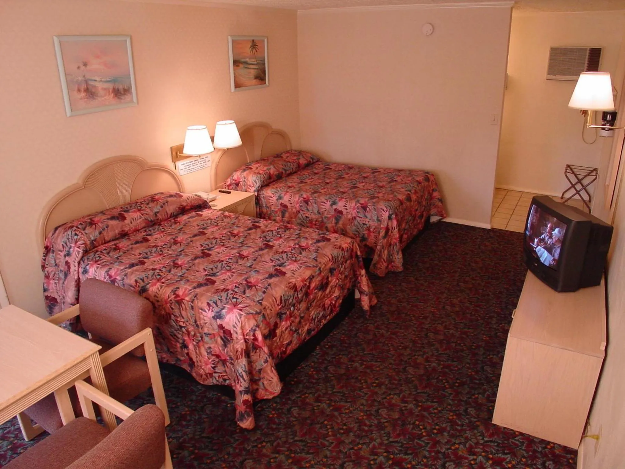 Bedroom, Bed in Wildwood Inn