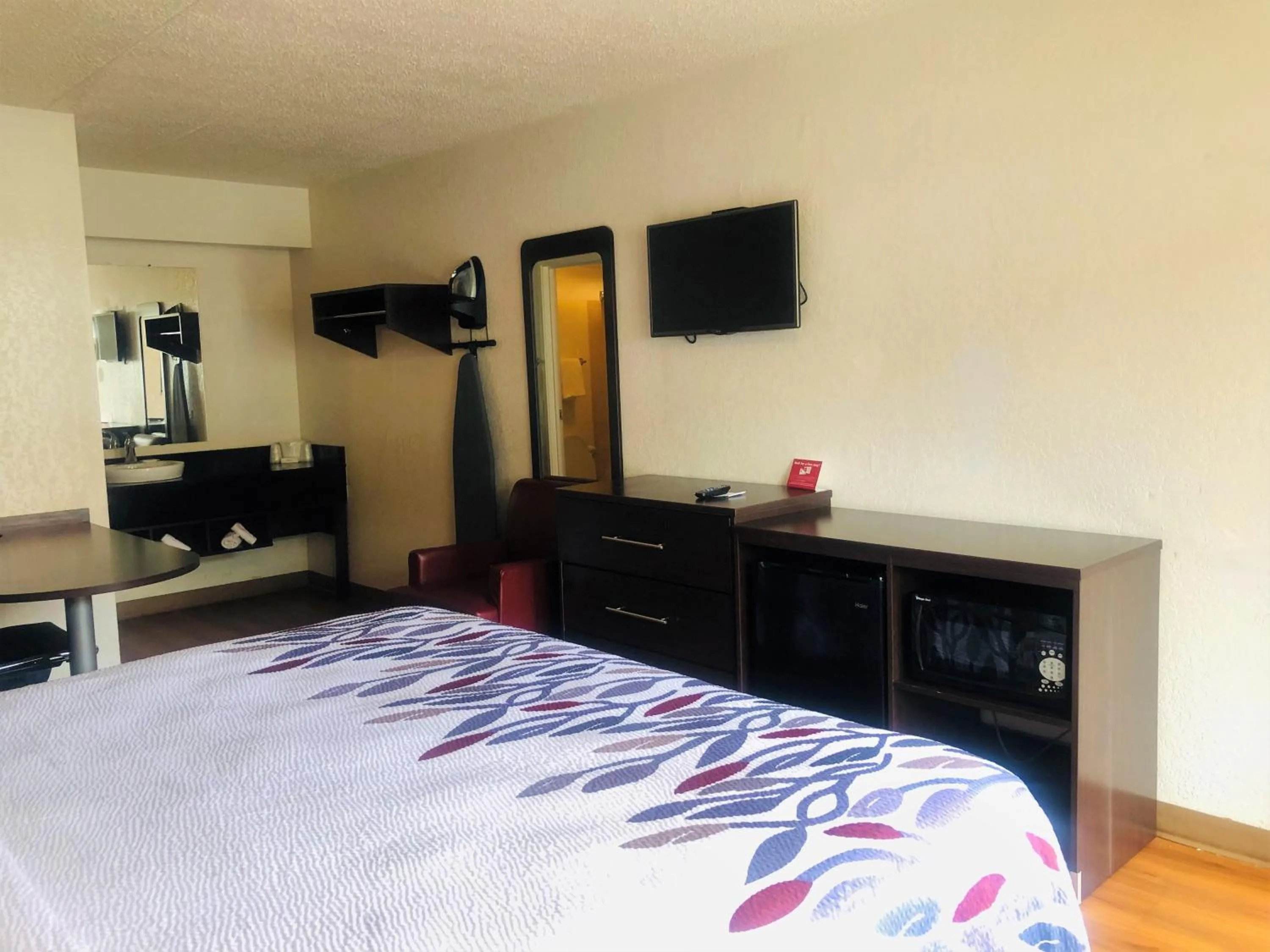 Bedroom in Red Roof Inn Bridgeton