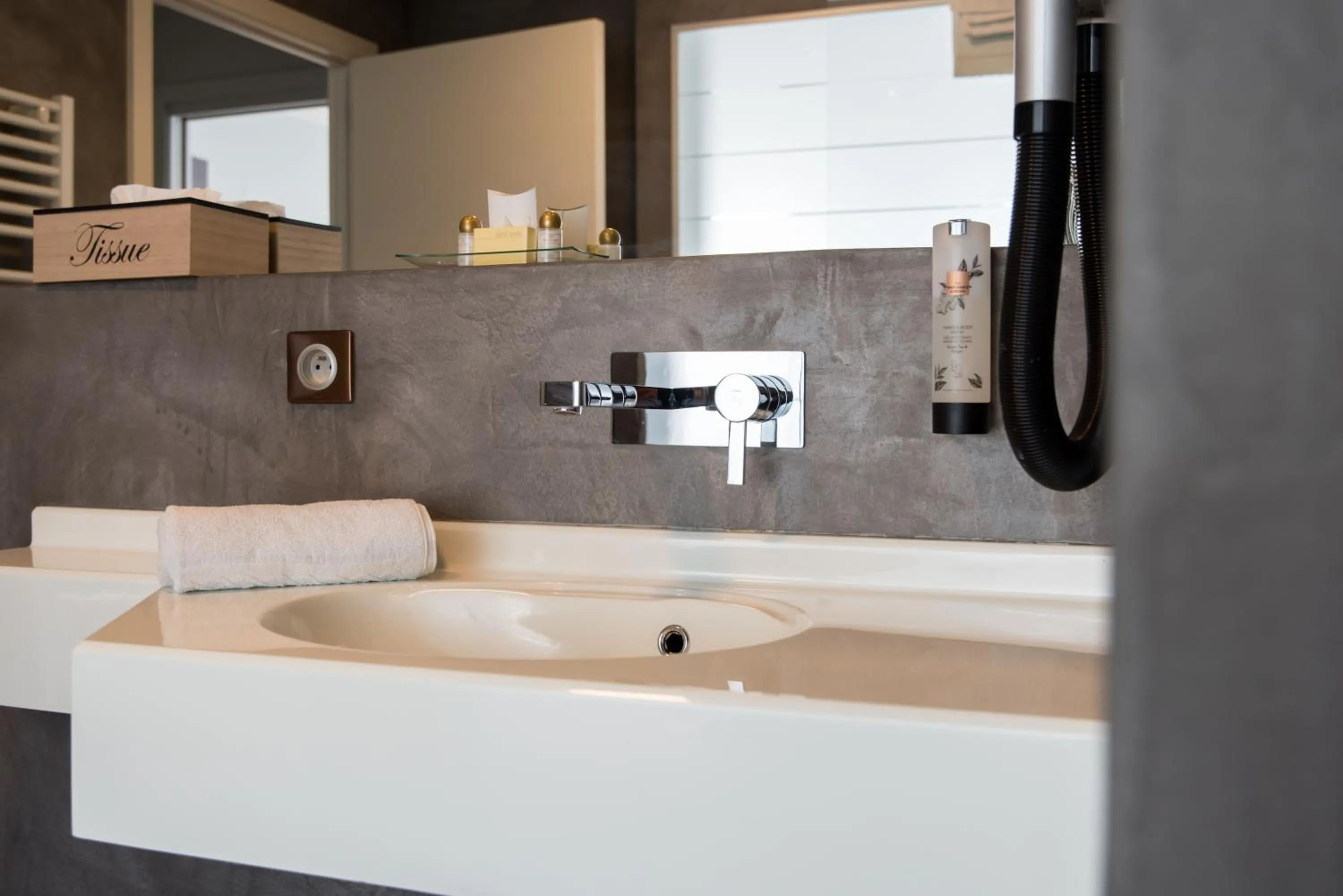 Bathroom in Le Merceny Motel