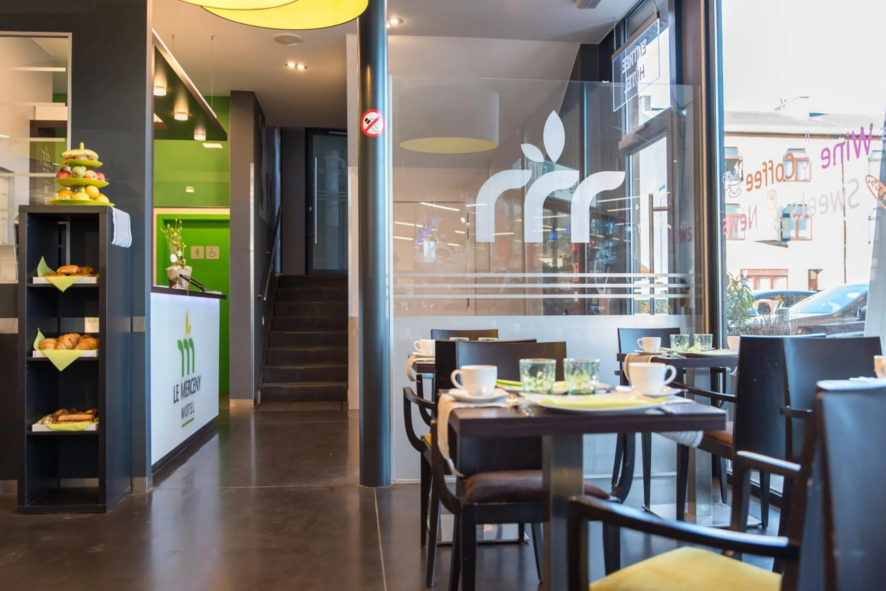 Restaurant/places to eat in Le Merceny Motel