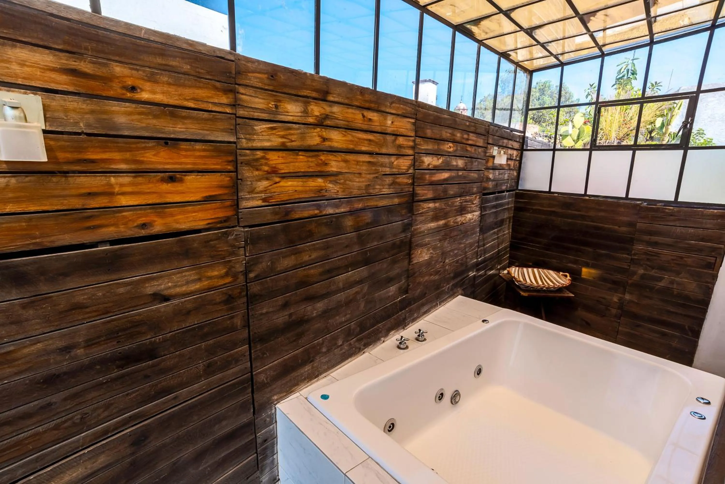 Hot Tub in La Casa del Atrio