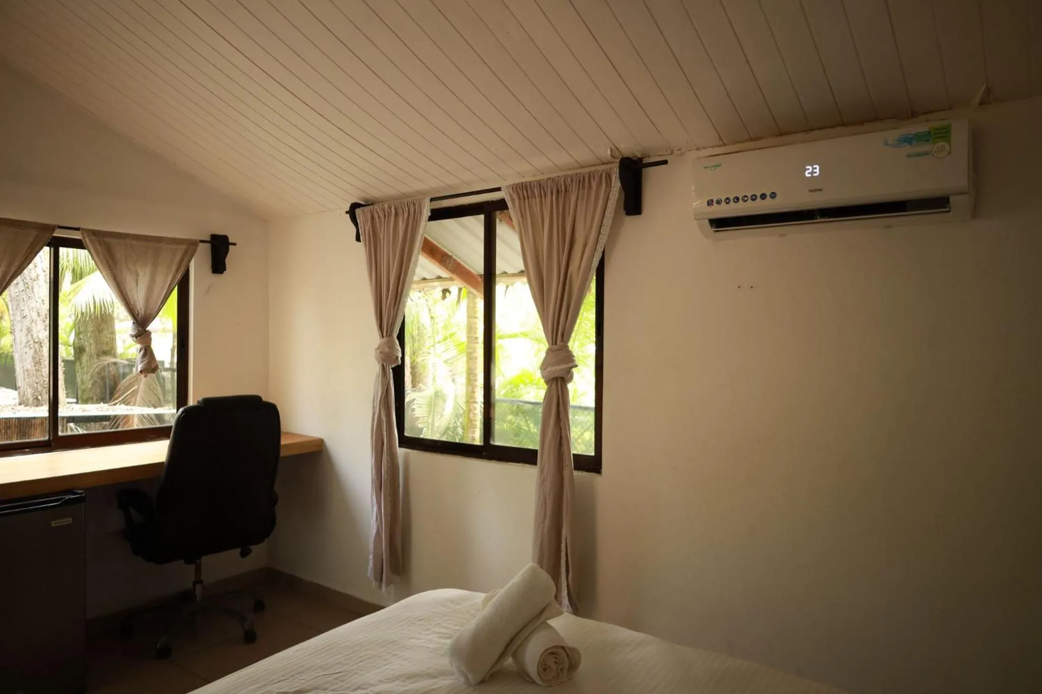 Budget Double Room - single occupancy in Zeneidas Surf Garden