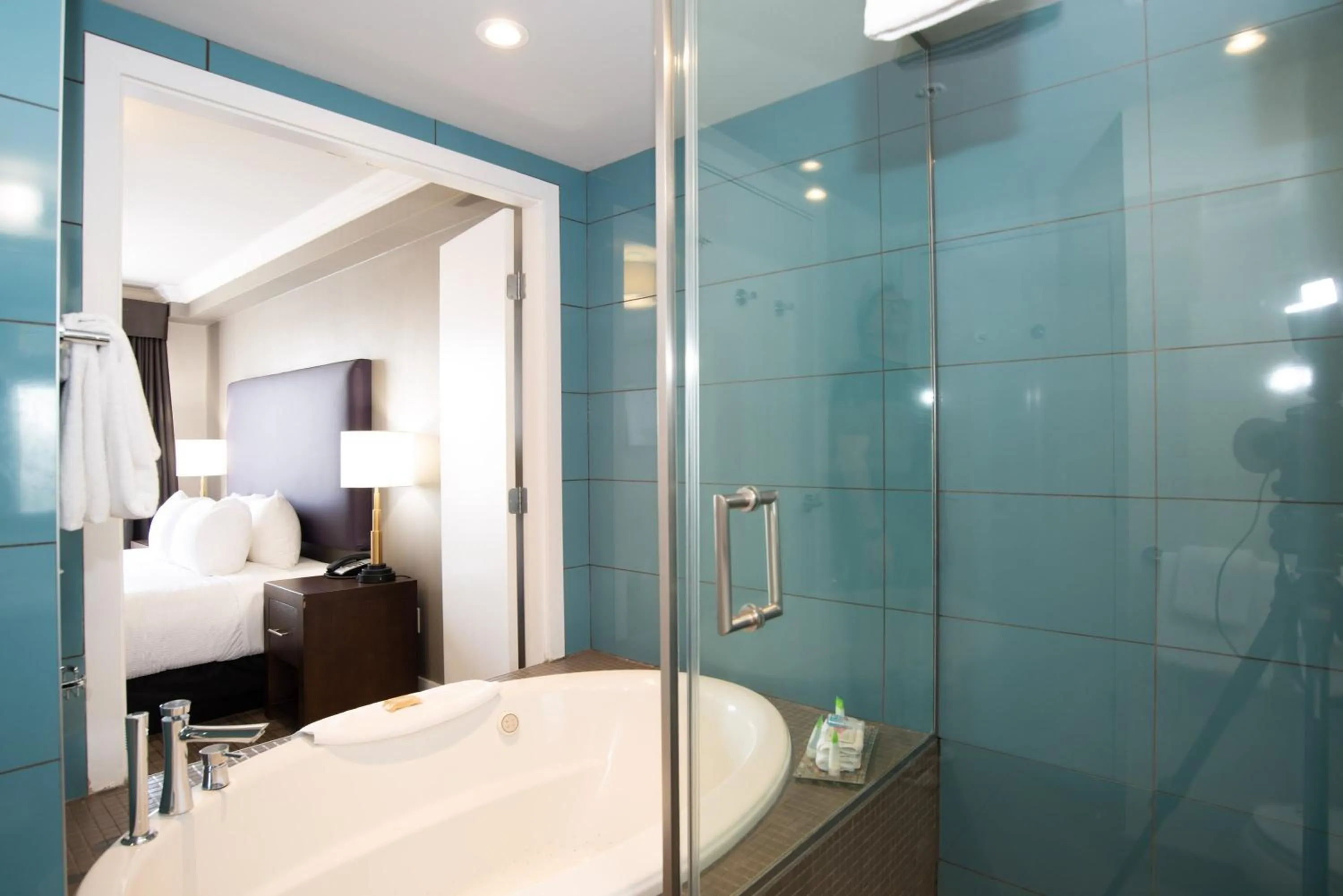 Spa and wellness centre/facilities, Bed in Sandman Hotel & Suites Calgary South