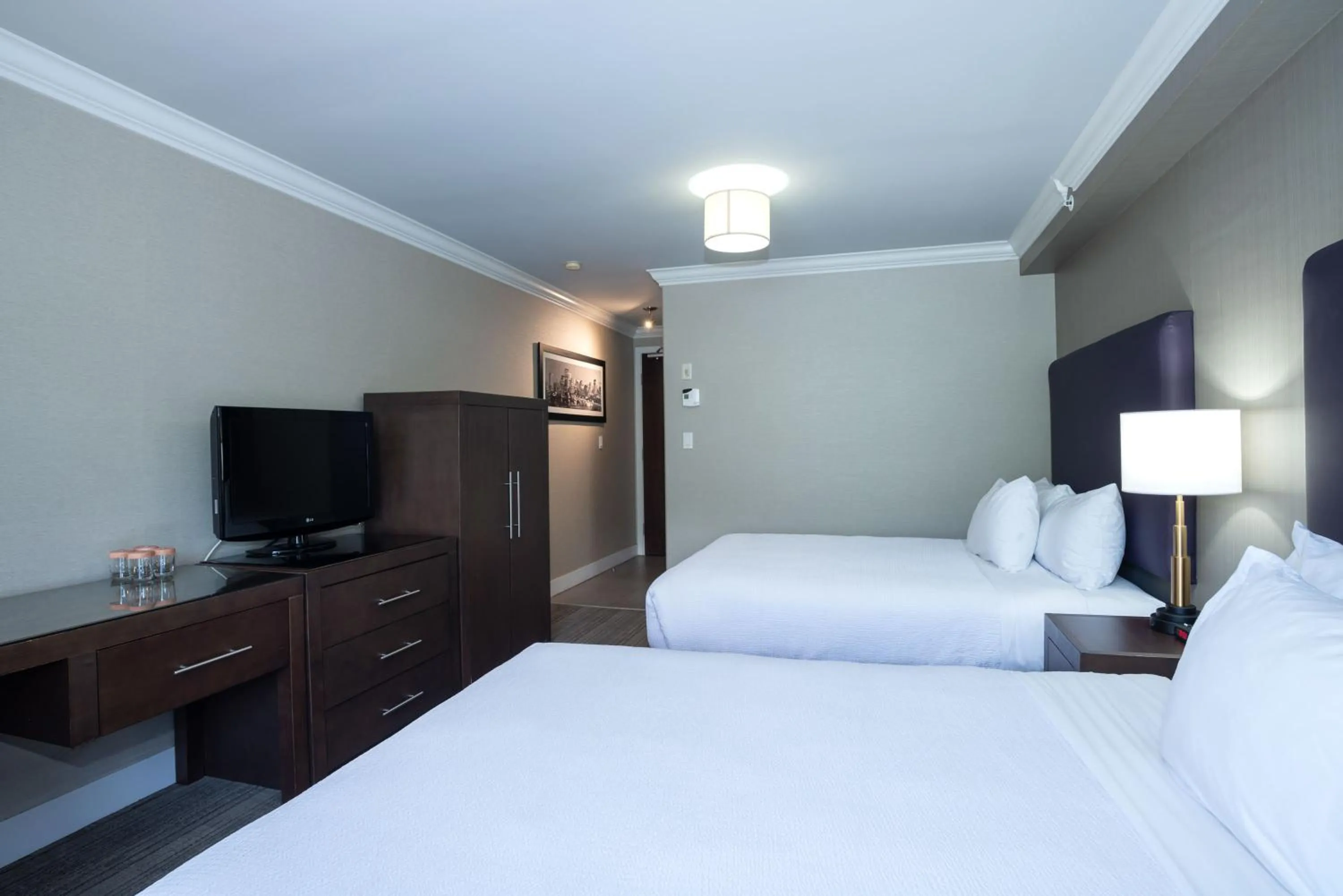 Photo of the whole room, Bed in Sandman Hotel & Suites Calgary South