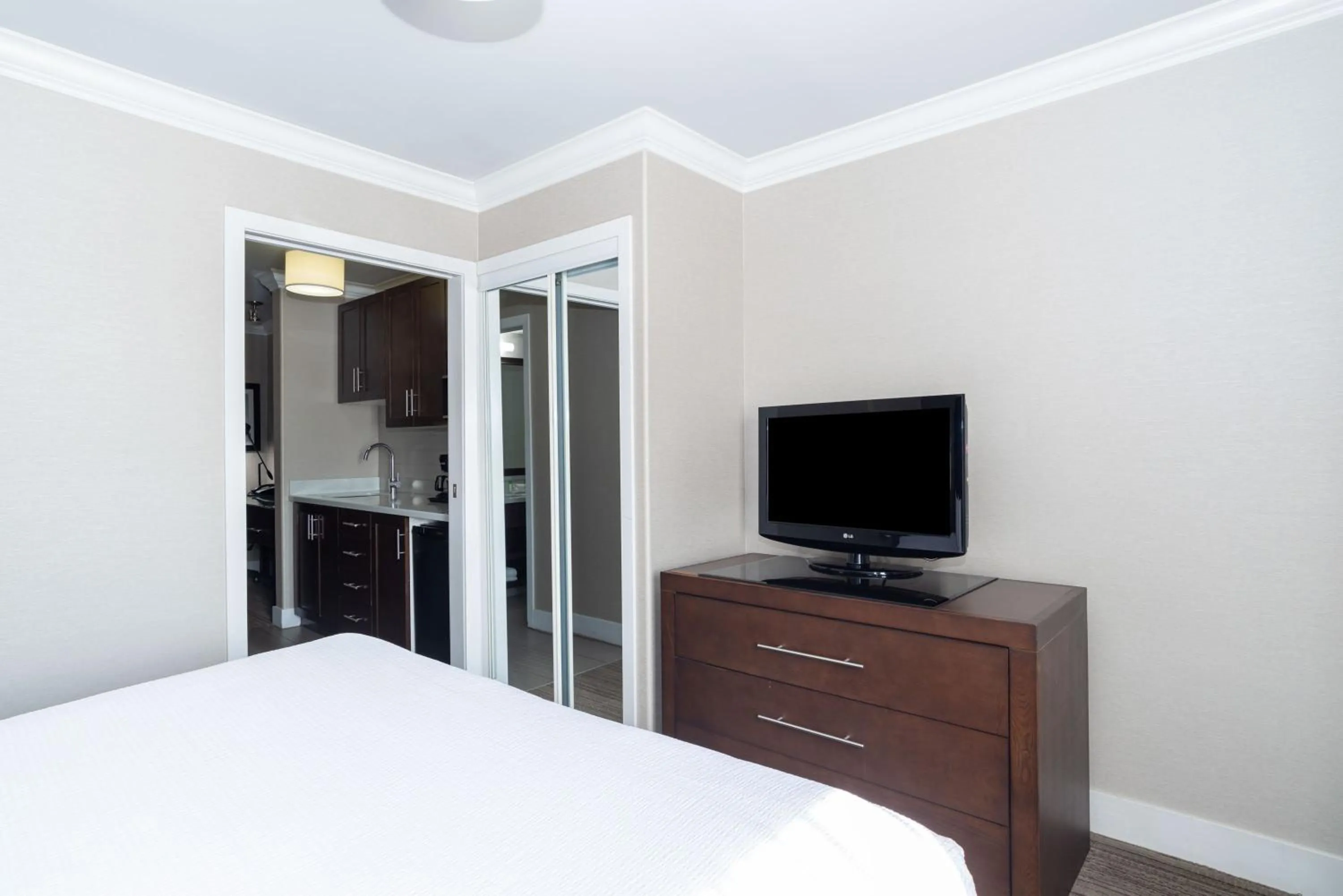 Photo of the whole room, Bed in Sandman Hotel & Suites Calgary South