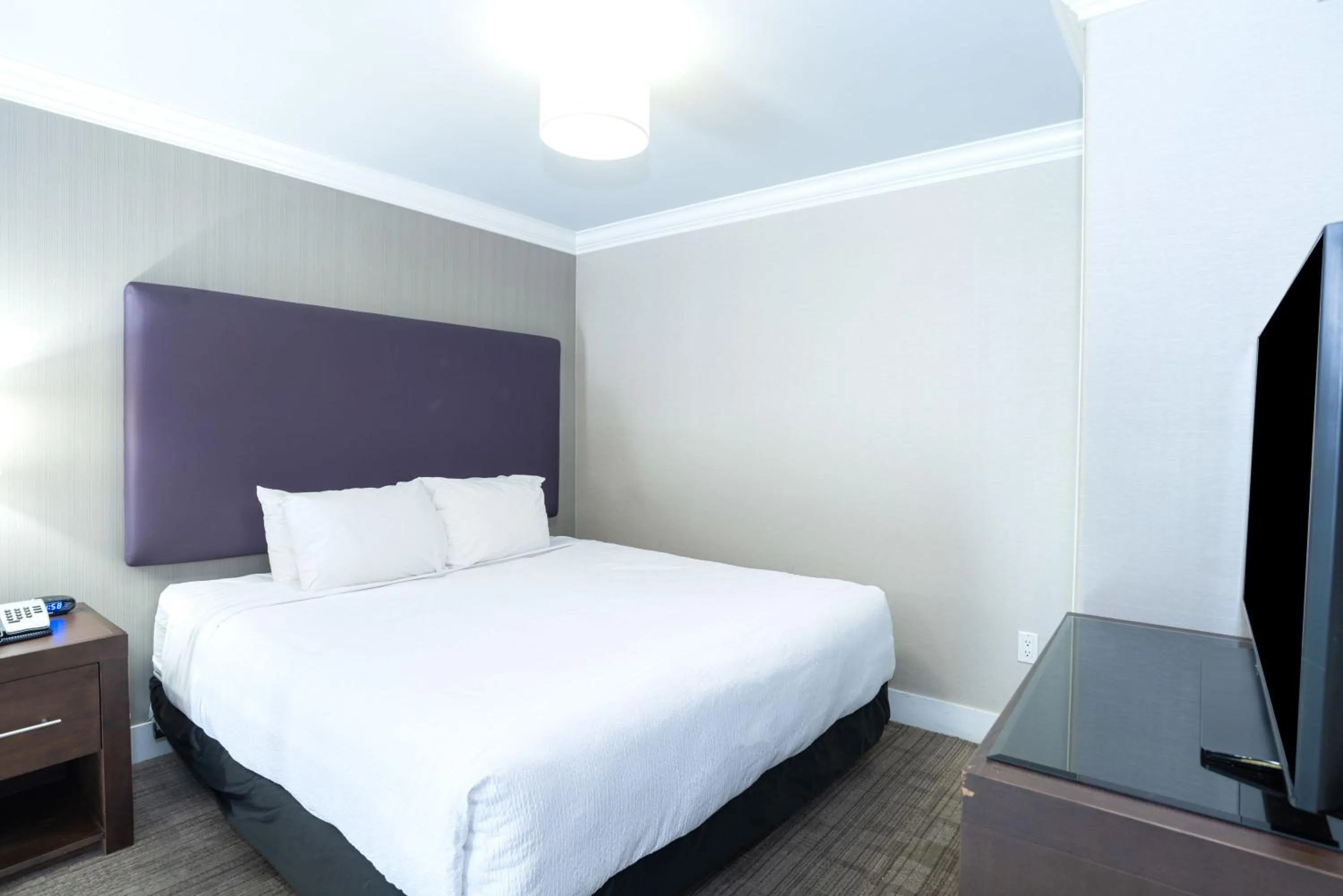 Photo of the whole room, Bed in Sandman Hotel & Suites Calgary South