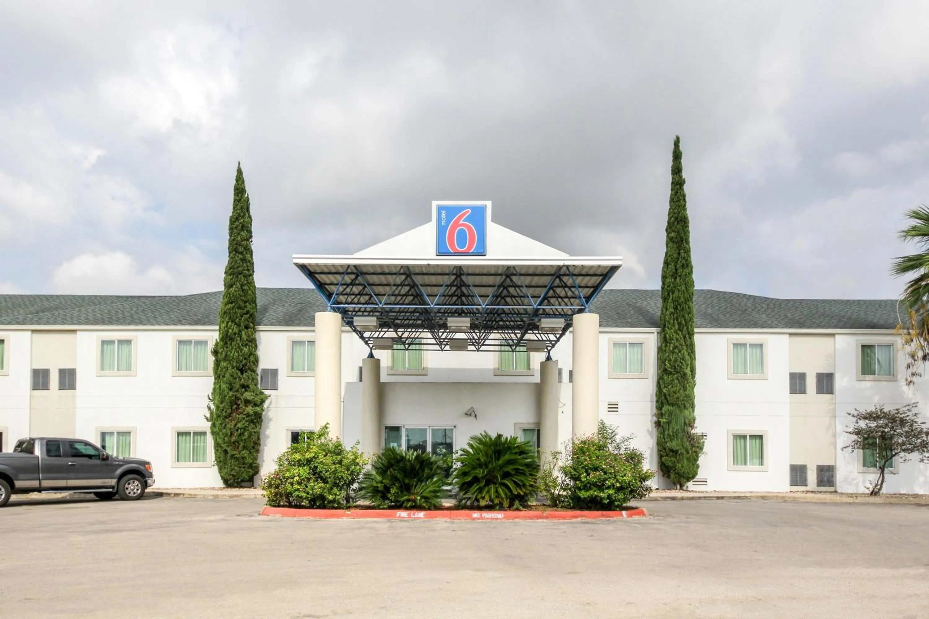 Facade/entrance in Motel 6 New Braunfels