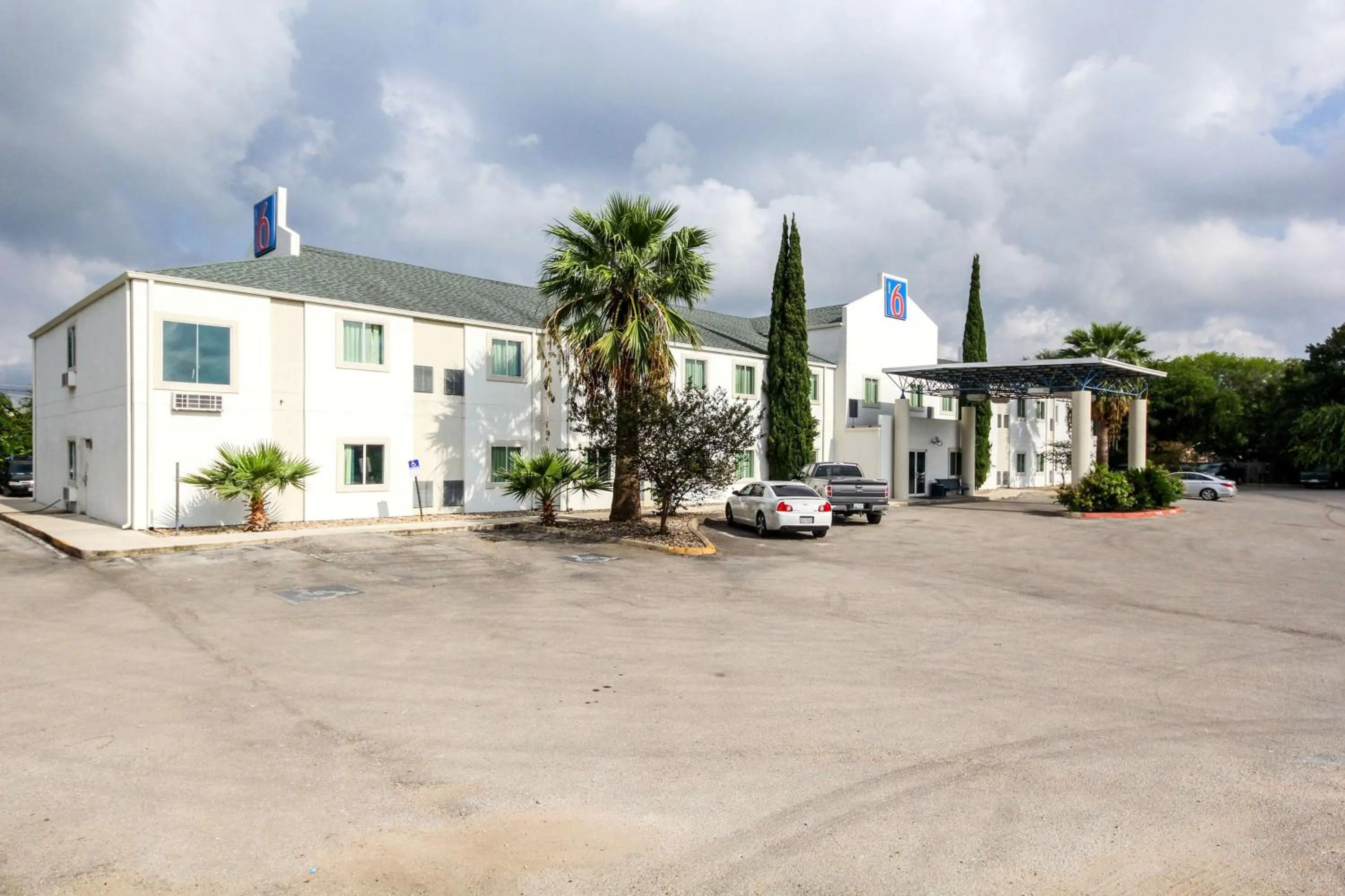 Property building in Motel 6 New Braunfels