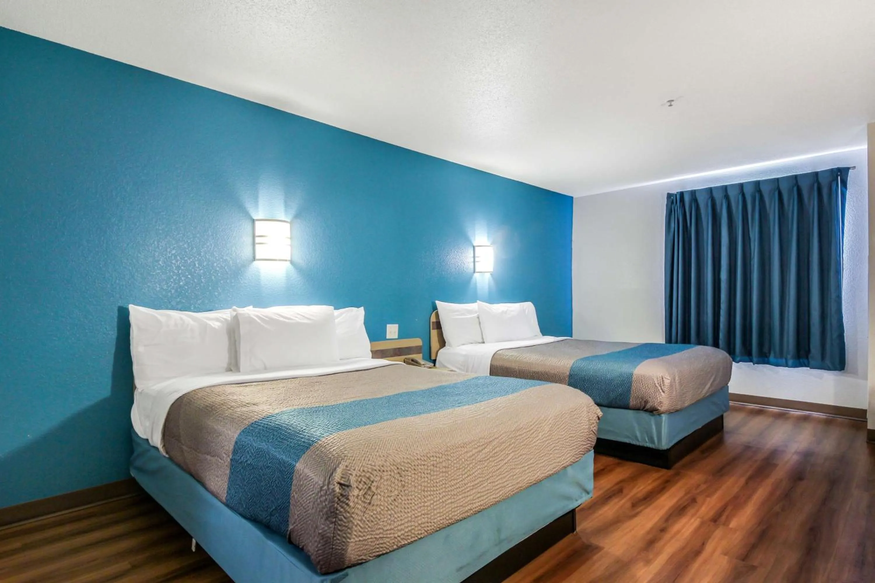 Photo of the whole room, Bed in Motel 6 New Braunfels