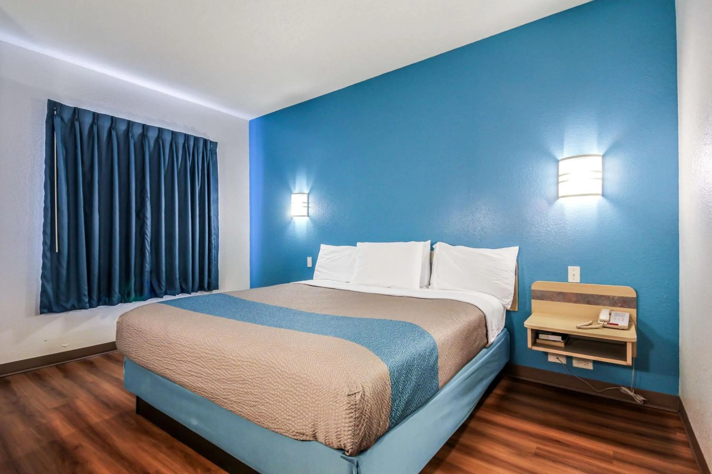 Photo of the whole room, Bed in Motel 6 New Braunfels