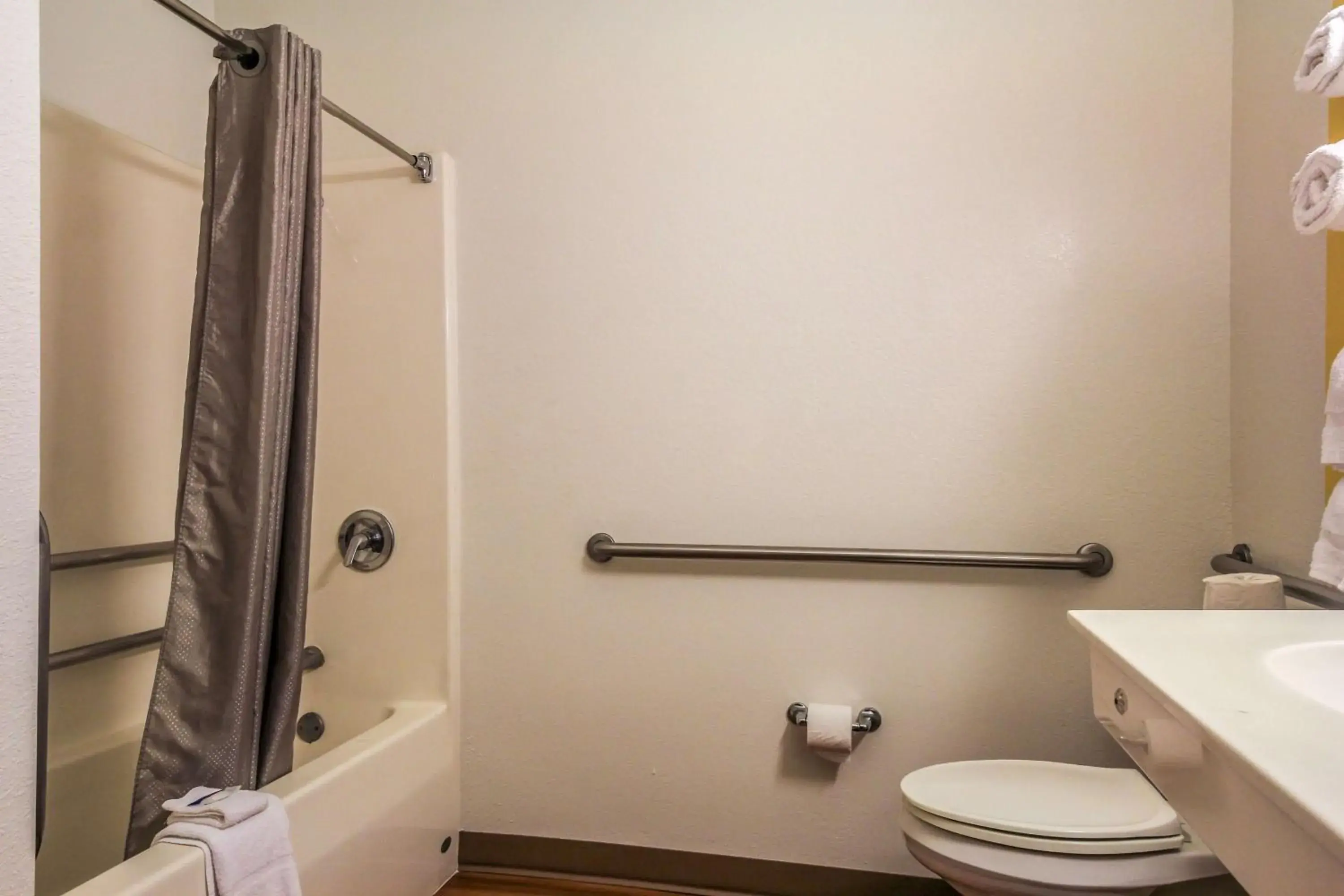 Deluxe Queen Suite - Non-Smoking in Motel 6 New Braunfels Deluxe Queen Suite - Non-Smoking in Motel 6 New Braunfels