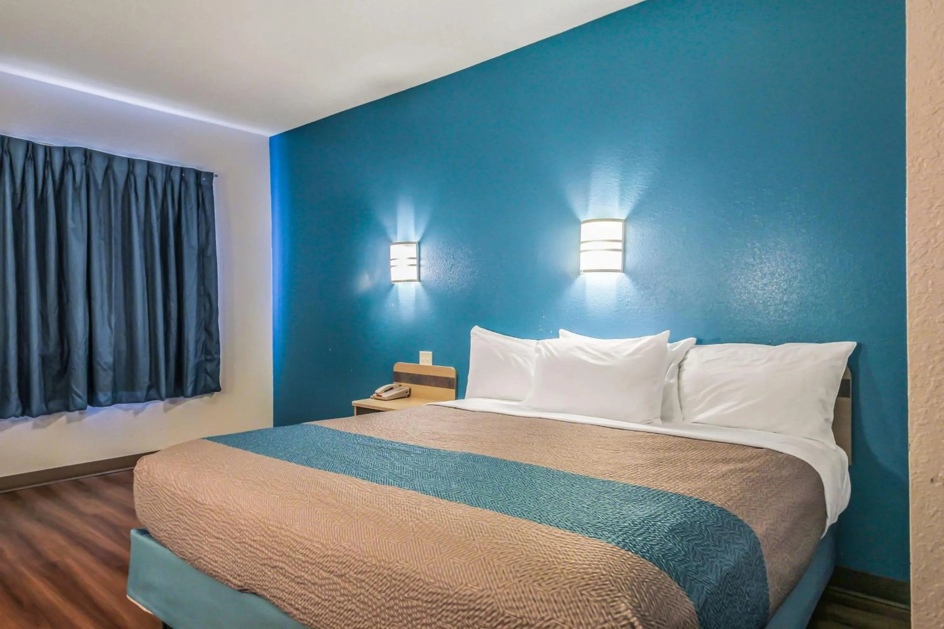 Photo of the whole room, Bed in Motel 6 New Braunfels