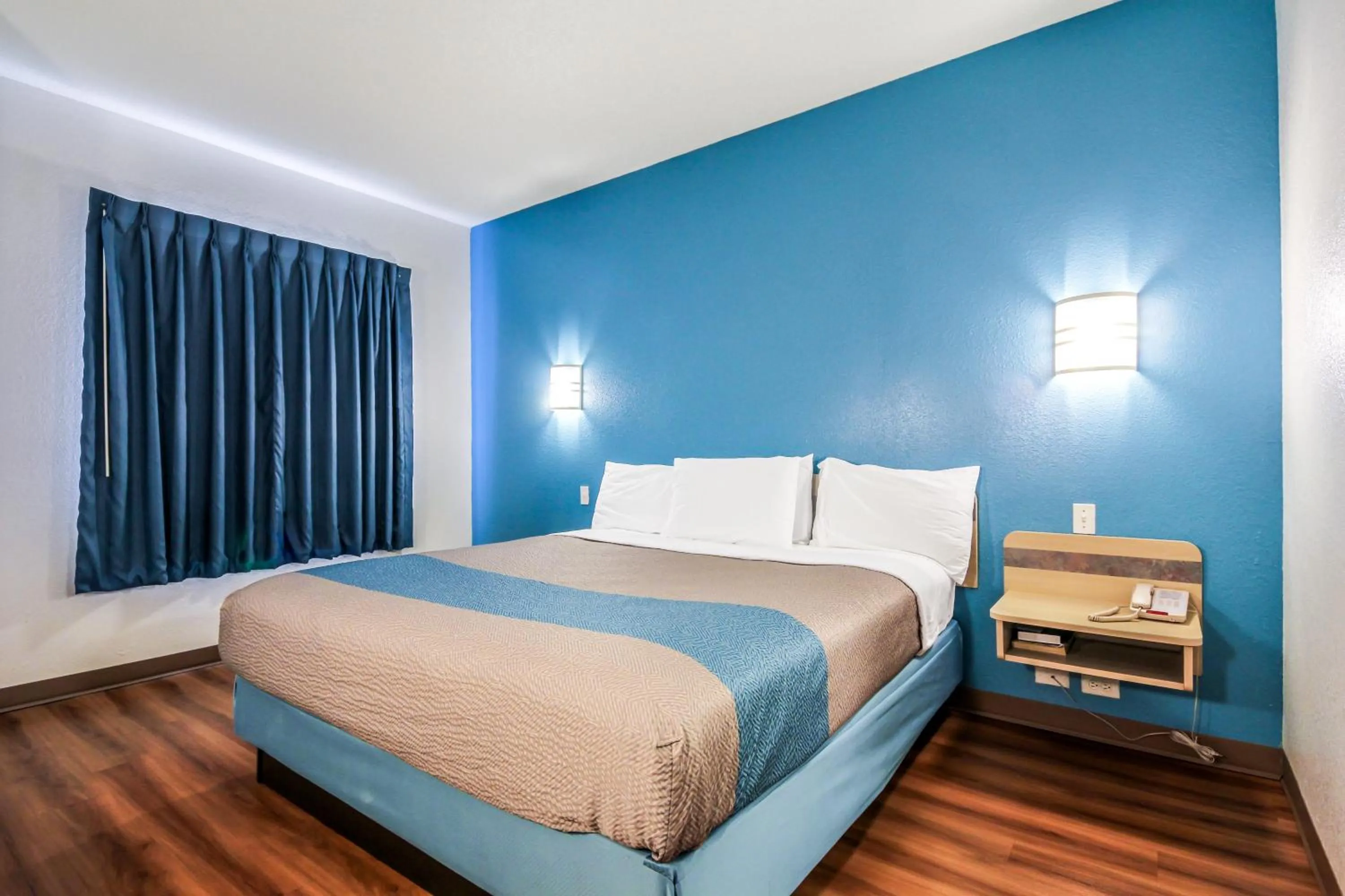 Bedroom, Bed in Motel 6 New Braunfels