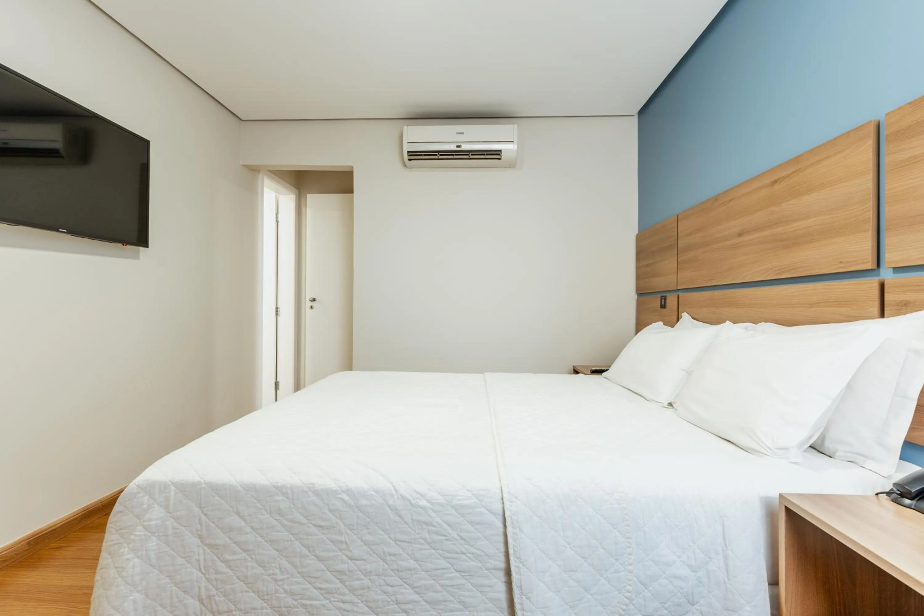 Bedroom, Bed in Victory Suites