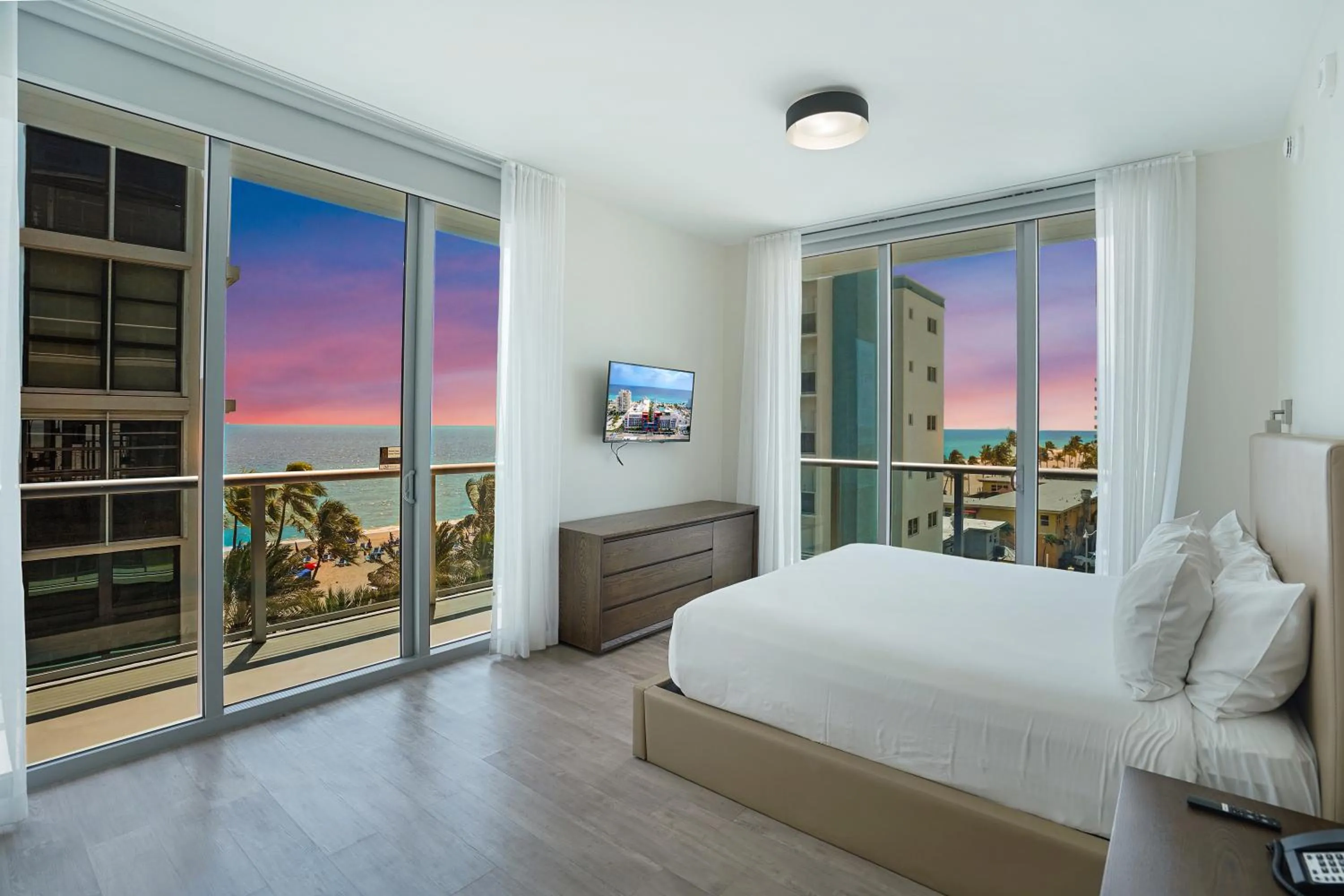 Sea view, Bed in CH Luxury Condos & Studios On The Beach