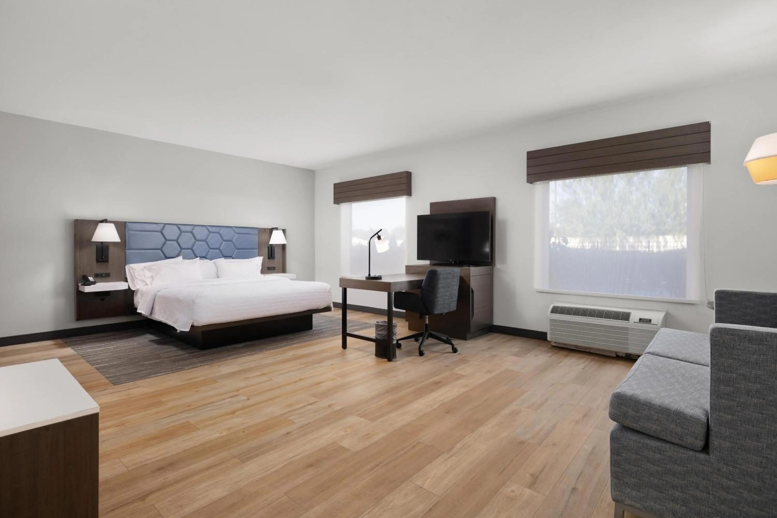 Bedroom, Bed in Hampton Inn & Suites McAllen