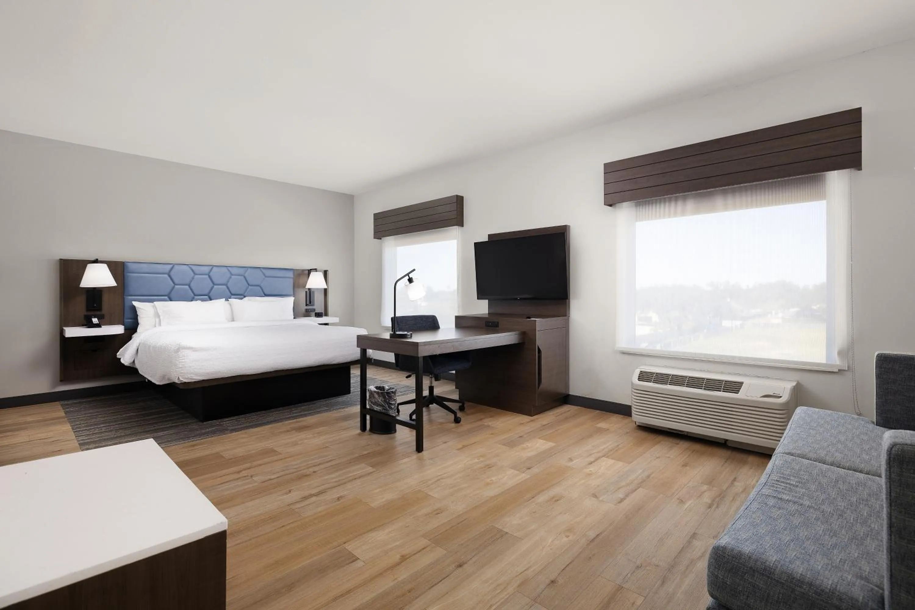 Photo of the whole room, Bed in Hampton Inn & Suites McAllen