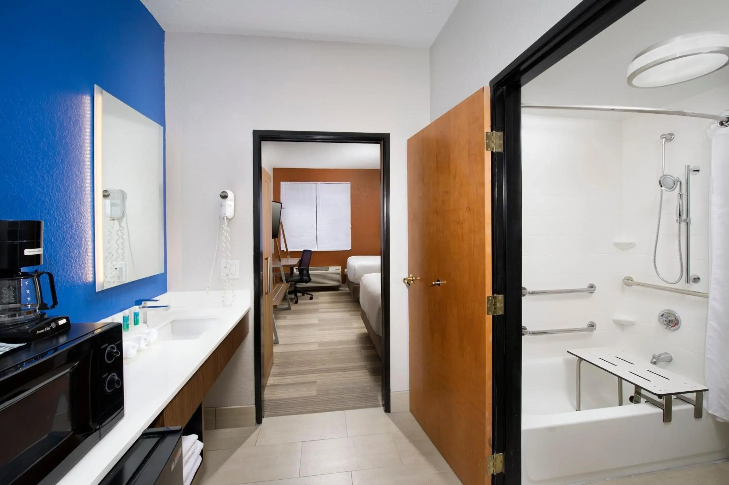 Suite with Mobility Accessible Tub - Non-Smoking in Holiday Inn Express & Suites San Antonio - Downtown Market Area by IHG Suite with Mobility Accessible Tub - Non-Smoking in Holiday Inn Express & Suites San Antonio - Downtown Market Area by IHG