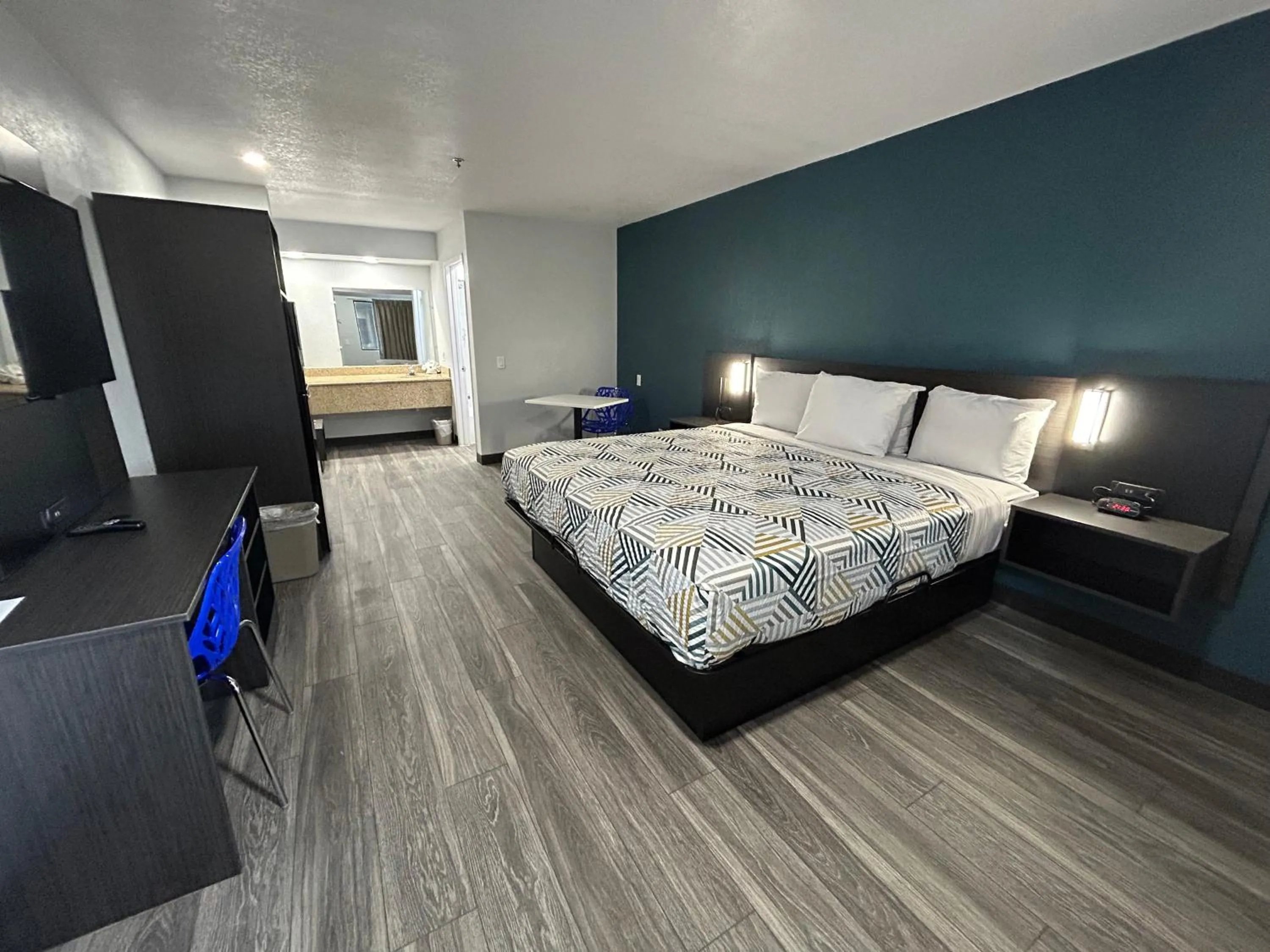 Bedroom, Bed in Studio 6 Bakersfield, CA South