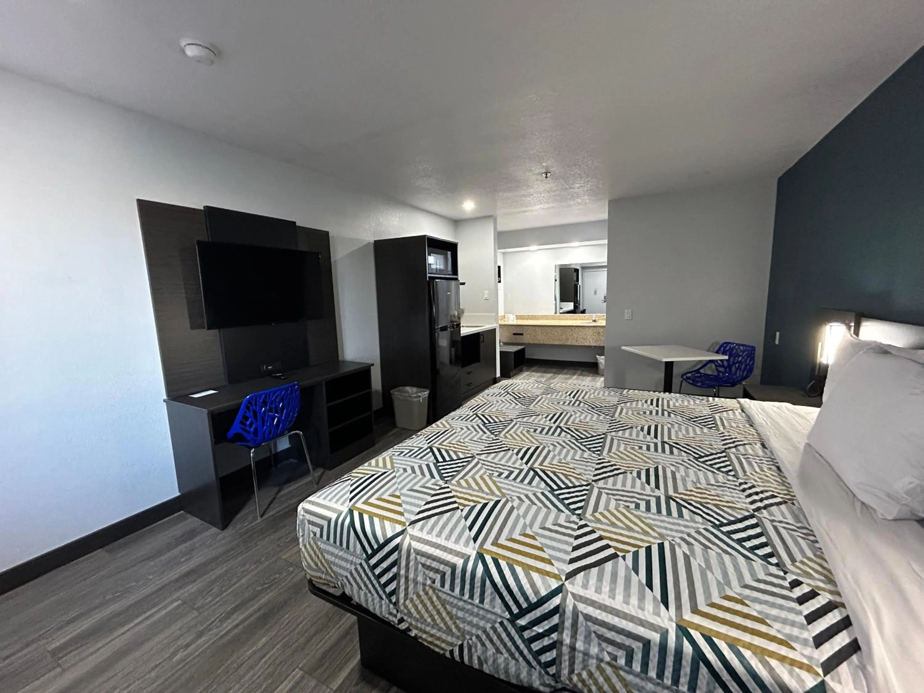 Bedroom, Bed in Studio 6 Bakersfield, CA South