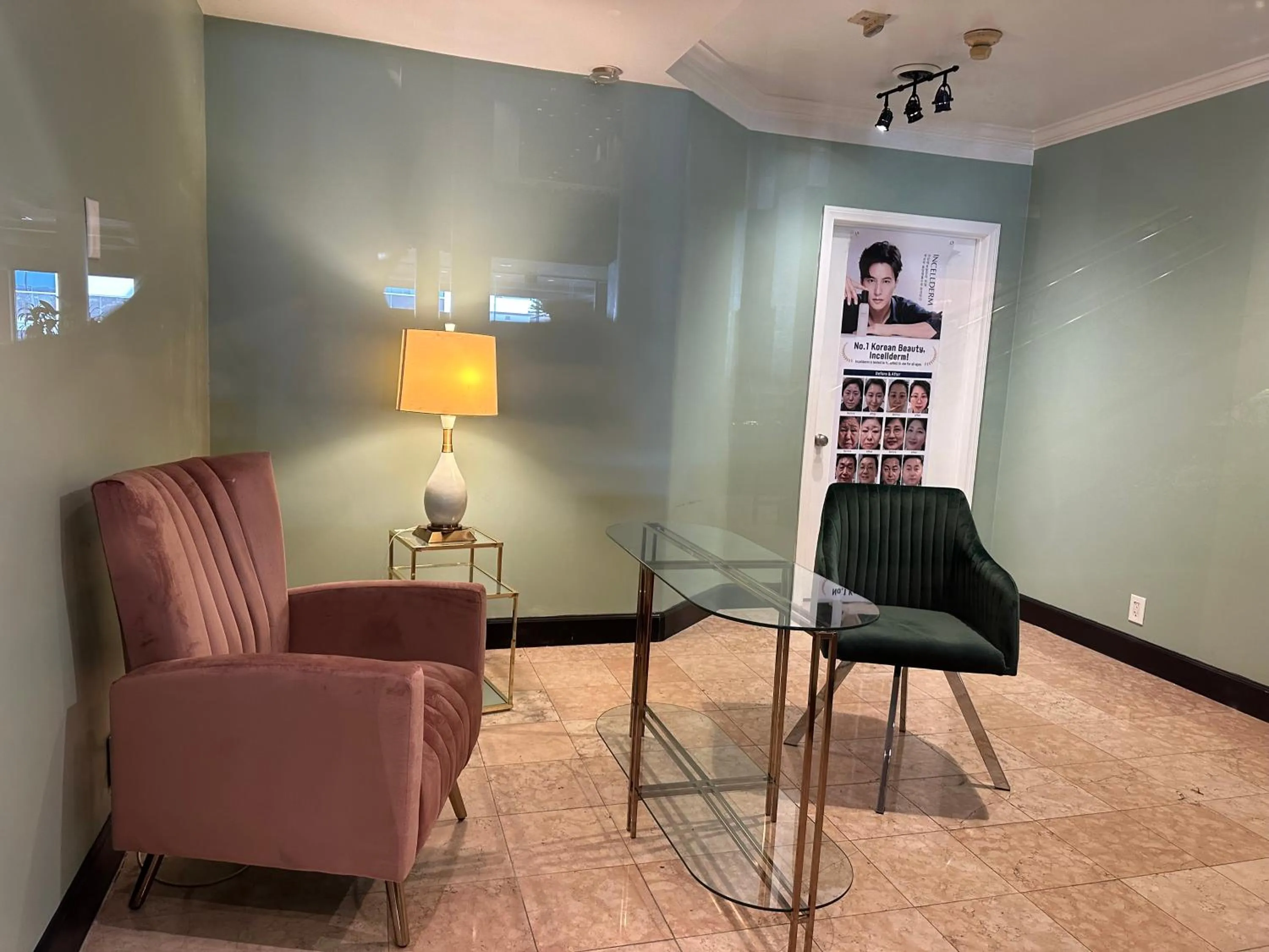 Seating area in Oxford Palace Hotel