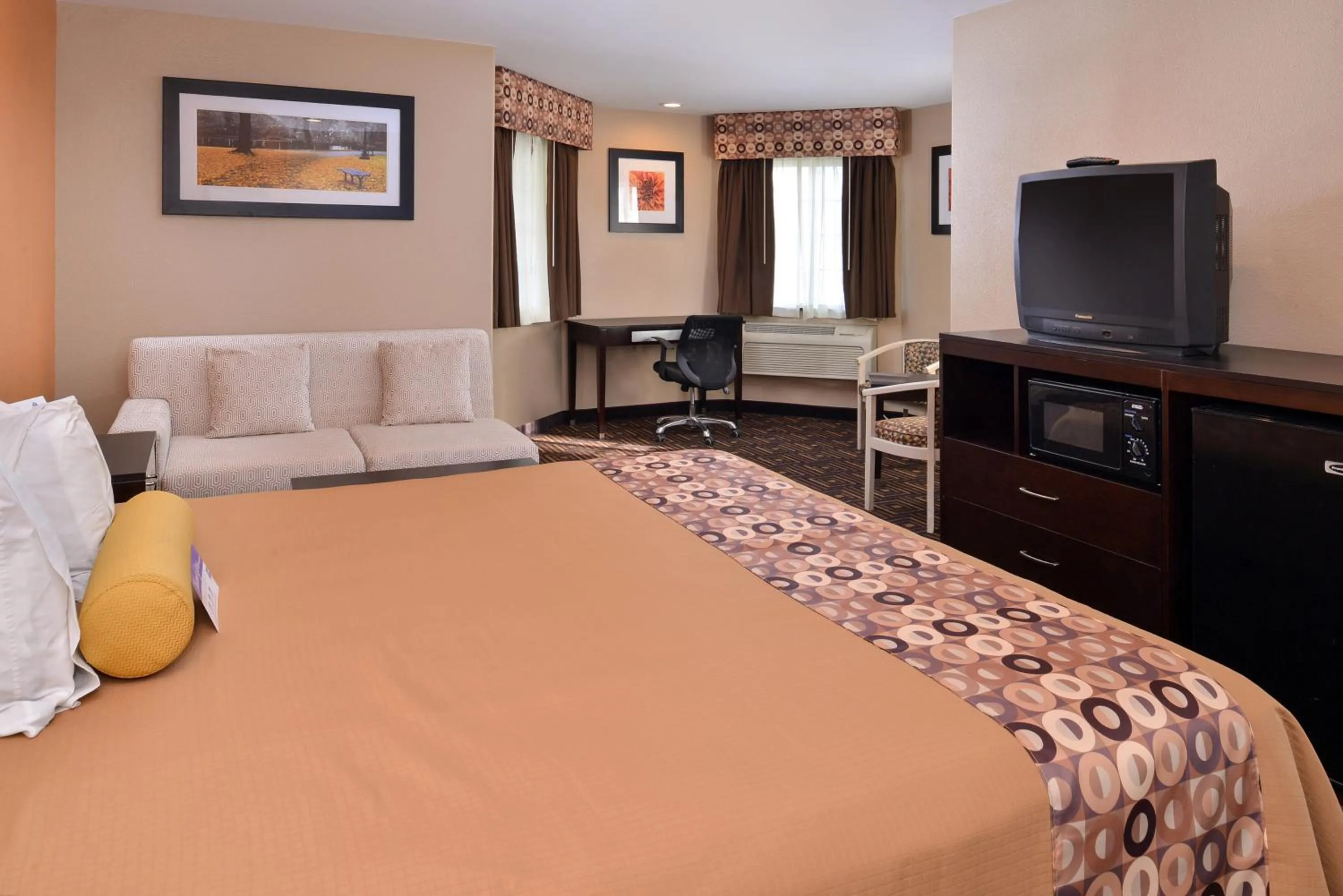 Shower, Bed in Americas Best Value Inn & Suites Madera