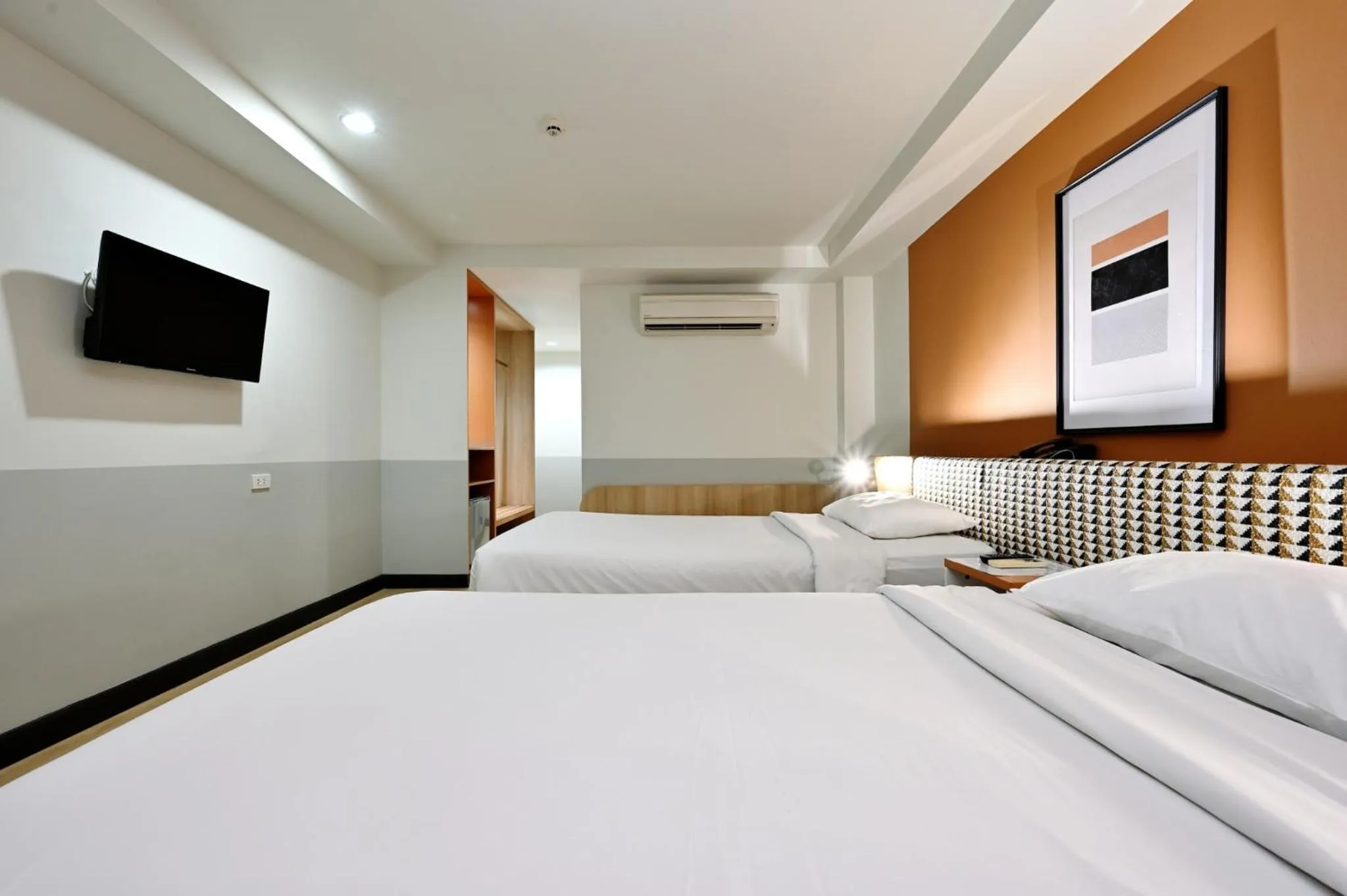 Photo of the whole room, Bed in Anya Nana at Sukhumvit Bangkok