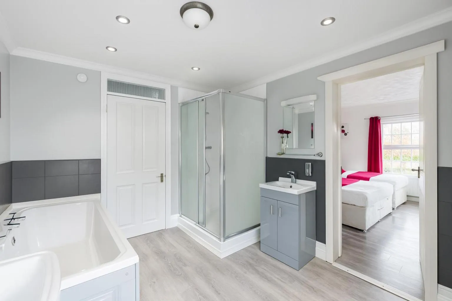 Bathroom, Bed in The Railway Sleeper Lodge