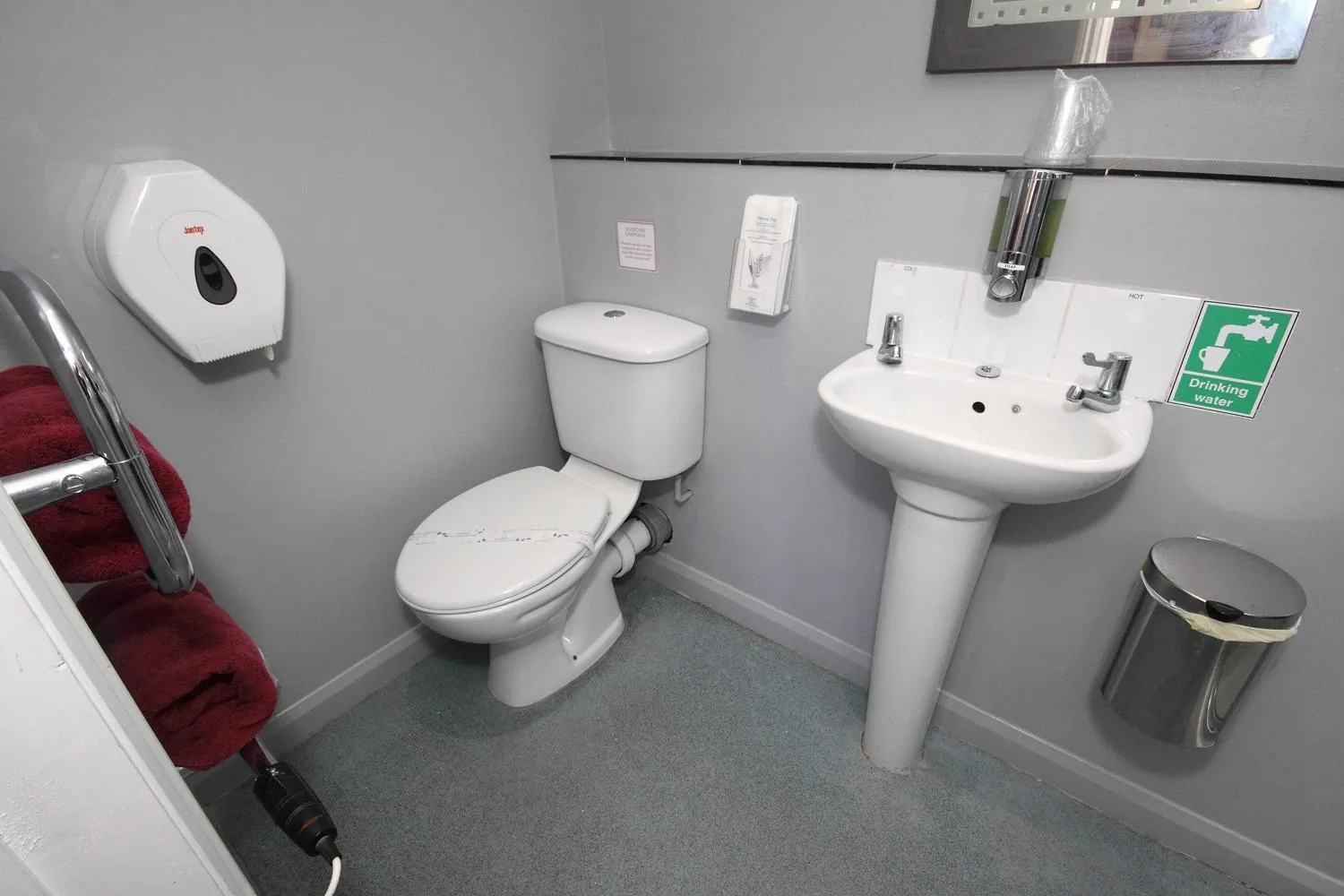 Bathroom in The Railway Sleeper Lodge