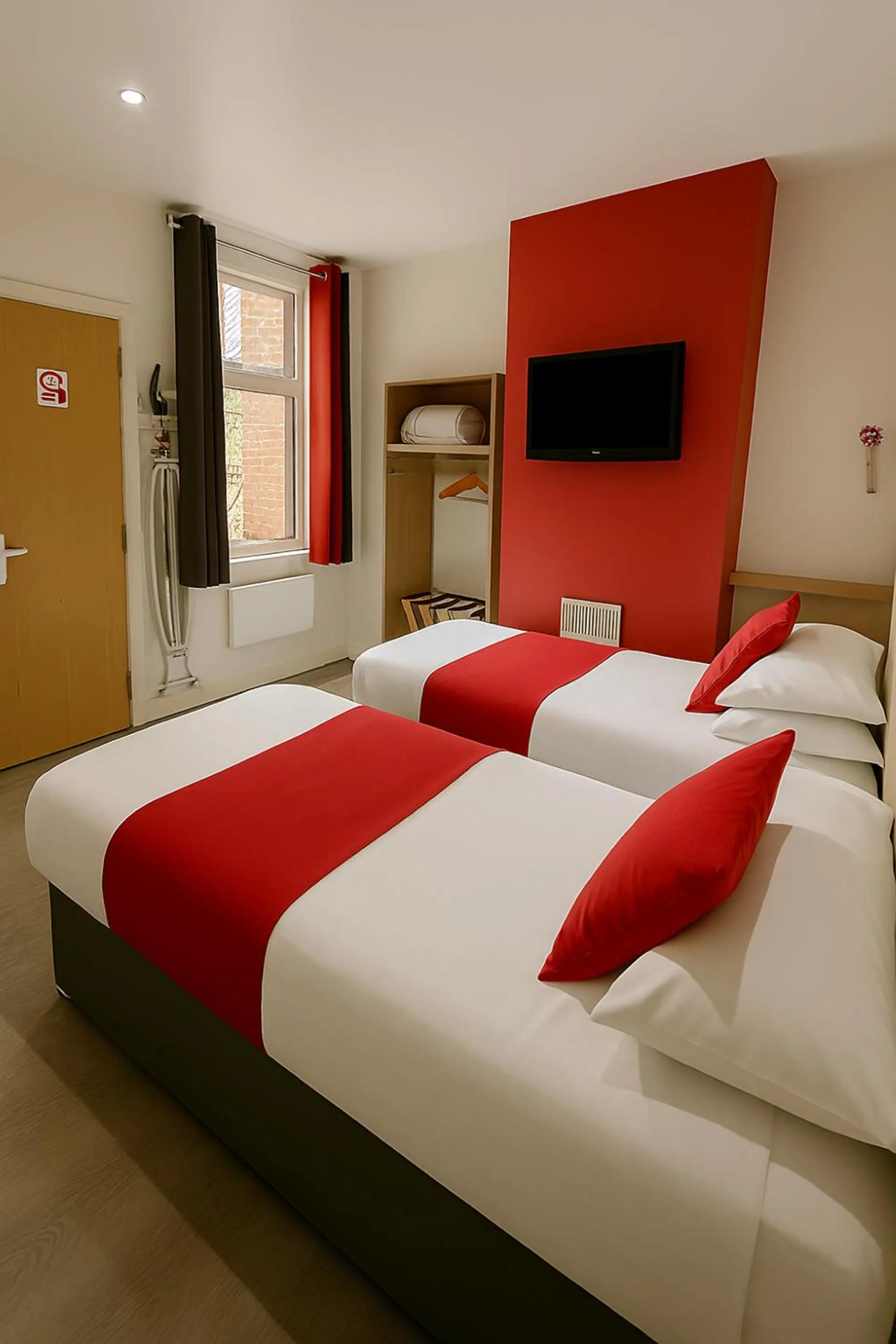 Photo of the whole room, Bed in The Railway Sleeper Lodge