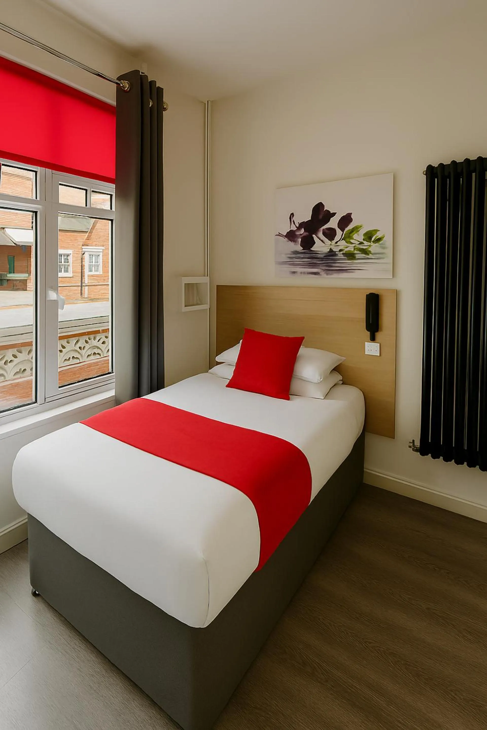 Photo of the whole room, Bed in The Railway Sleeper Lodge