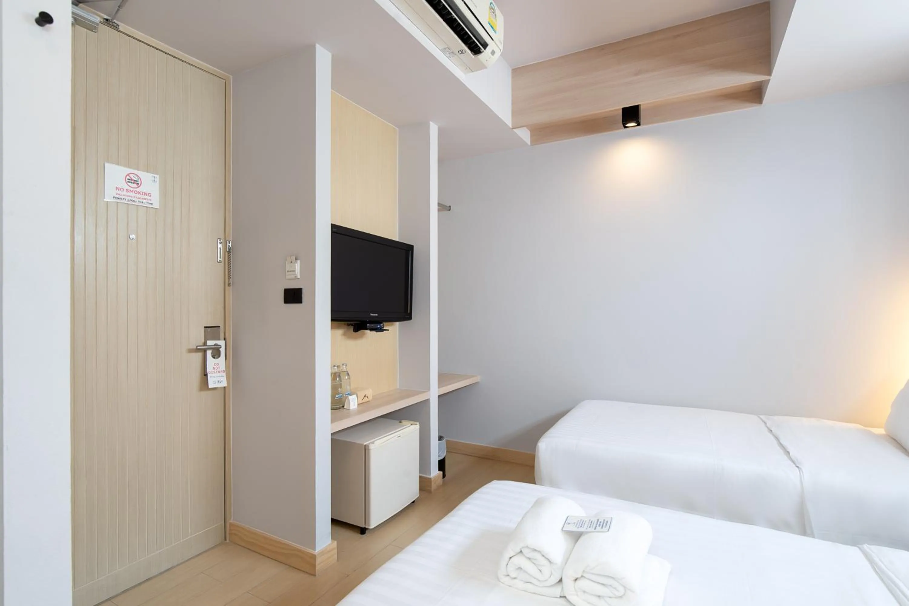 Photo of the whole room, Bed in Metz Pratunam