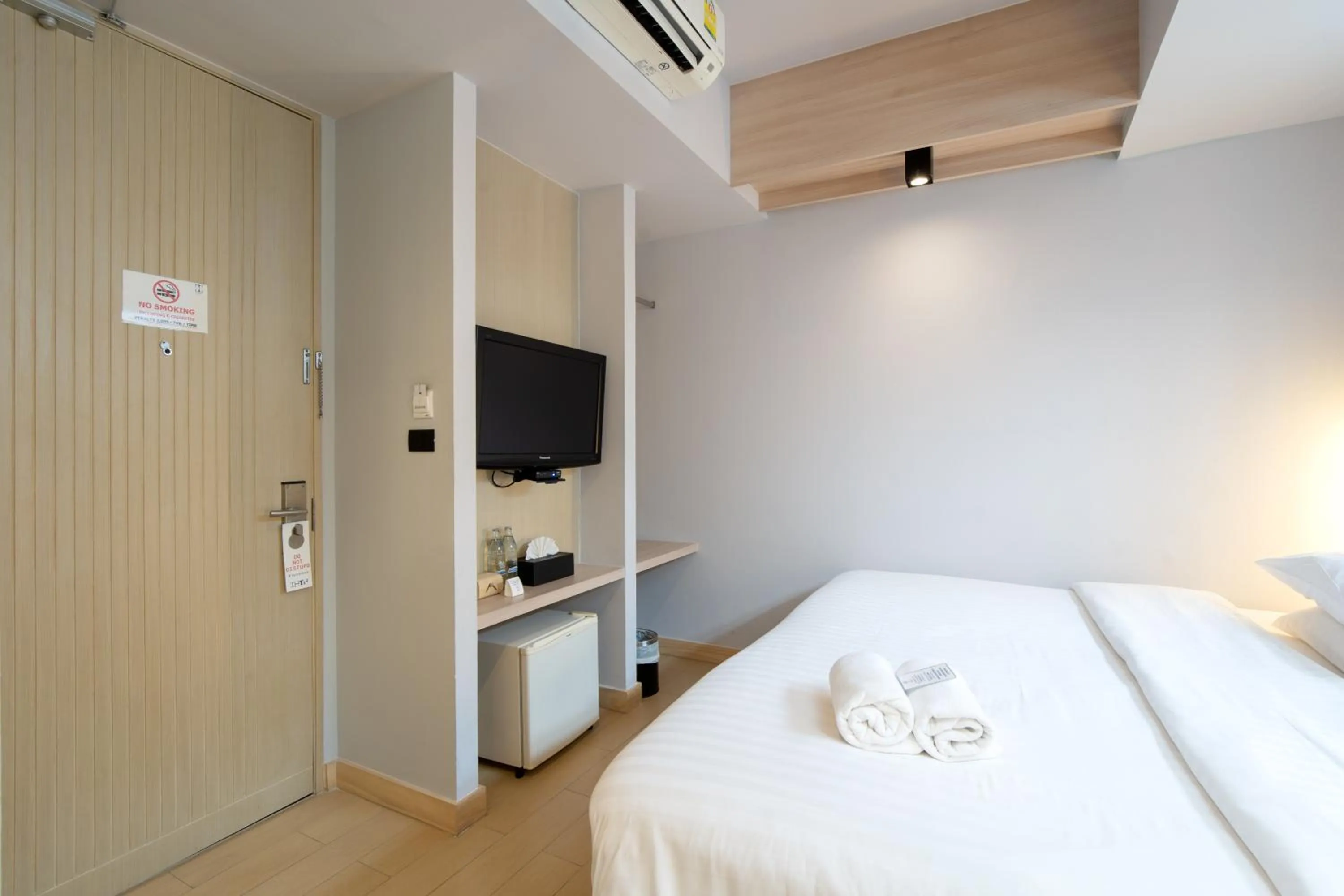 Bedroom, Bed in Metz Pratunam